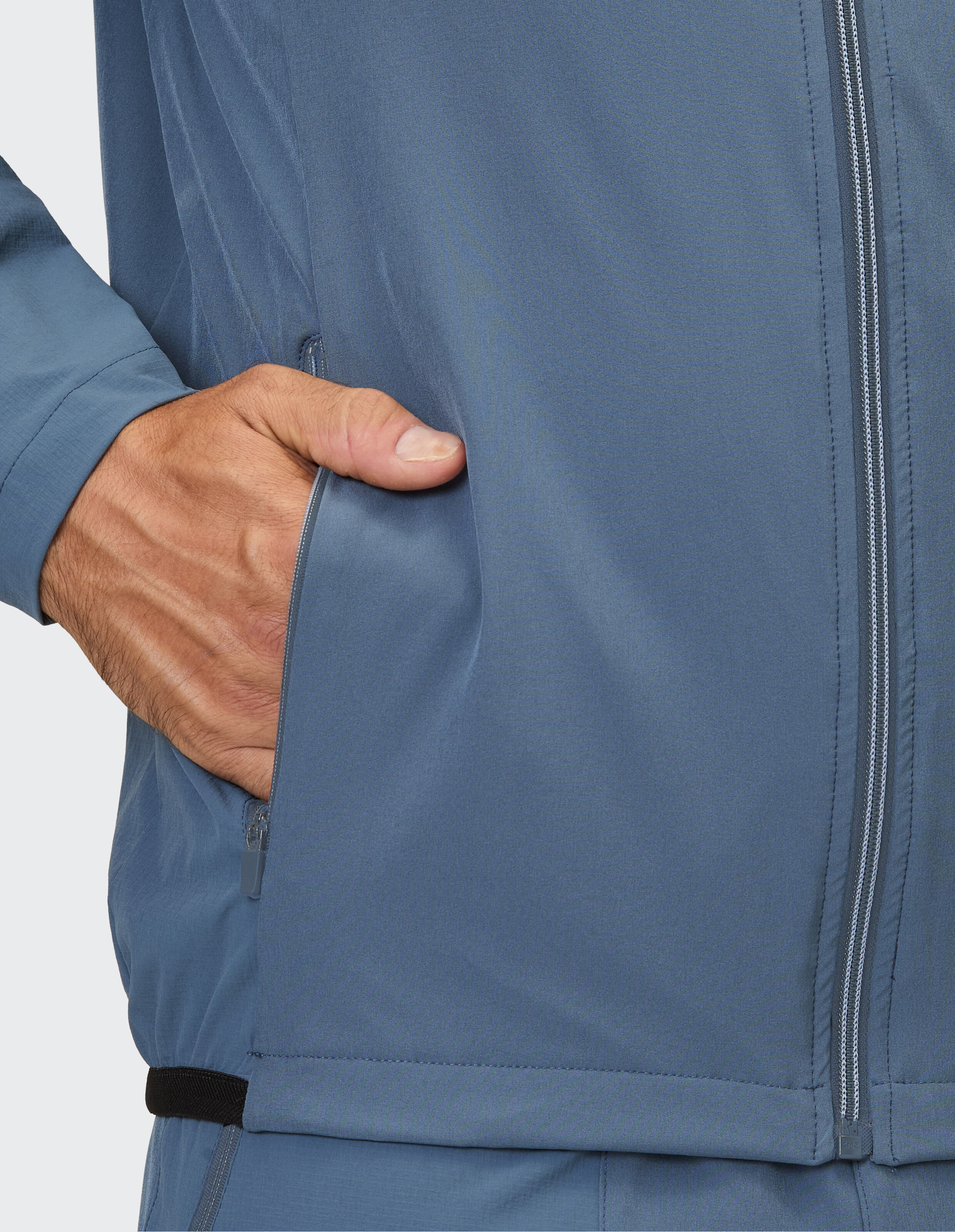 Blaue Herrenjacke mit Reißverschluss und Seitentaschen.