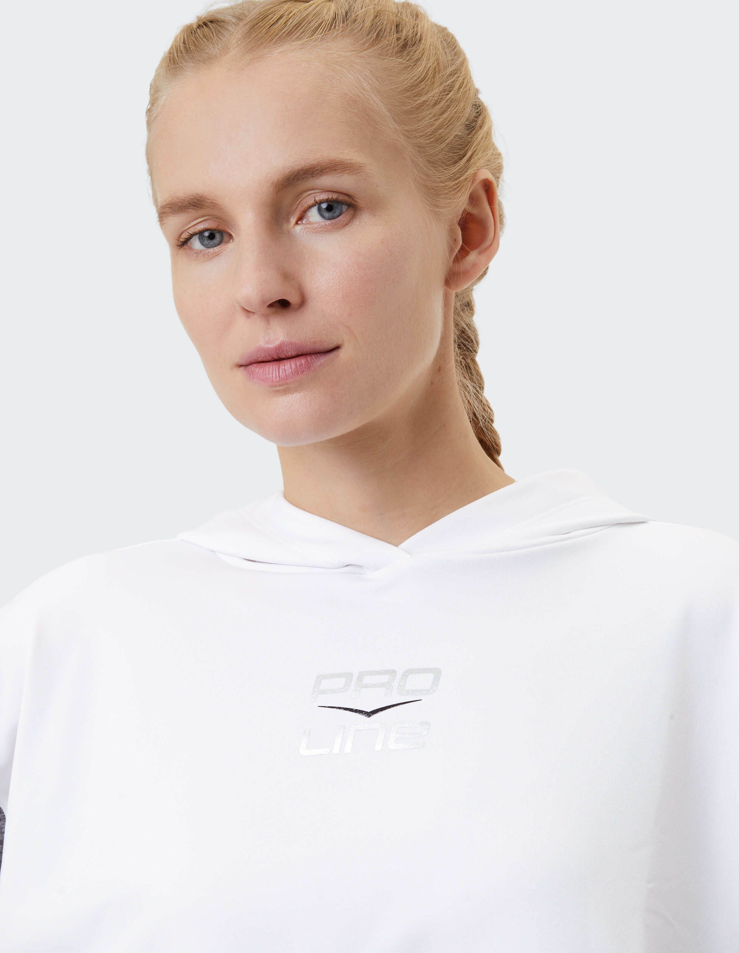 Frau trägt einen gemütlichen weißen Venice Beach Hoodie Jacksonville für lässigen Stil.