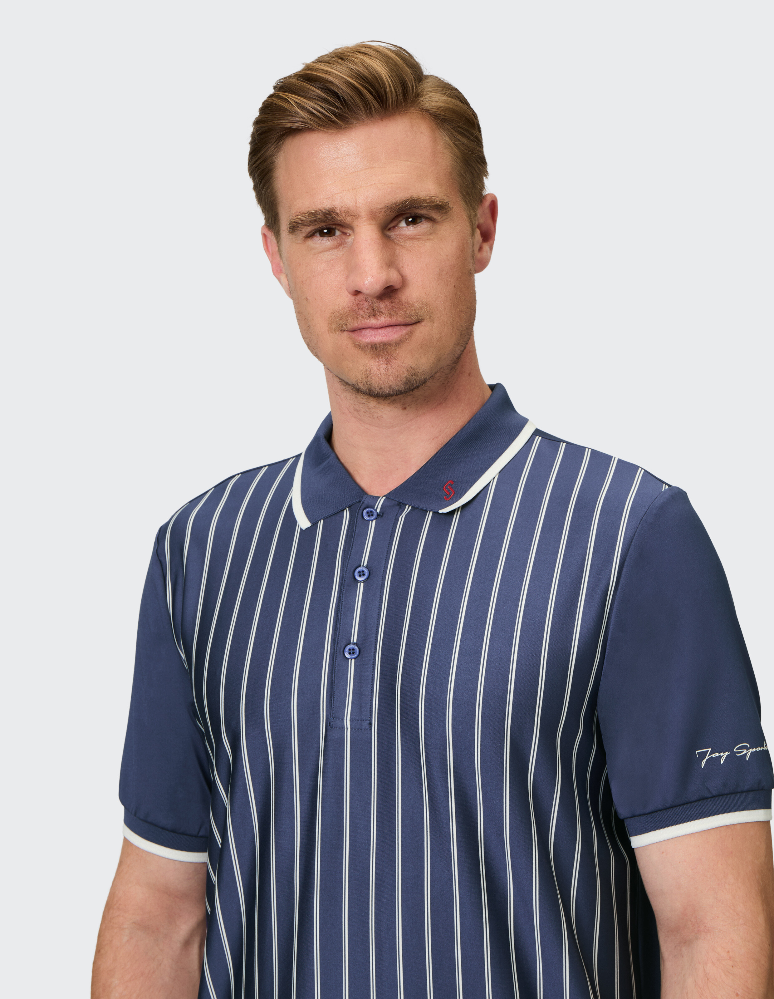 Mann trägt ein blau gestreiftes Poloshirt mit weißem Kragenbesatz für lässigen Stil.