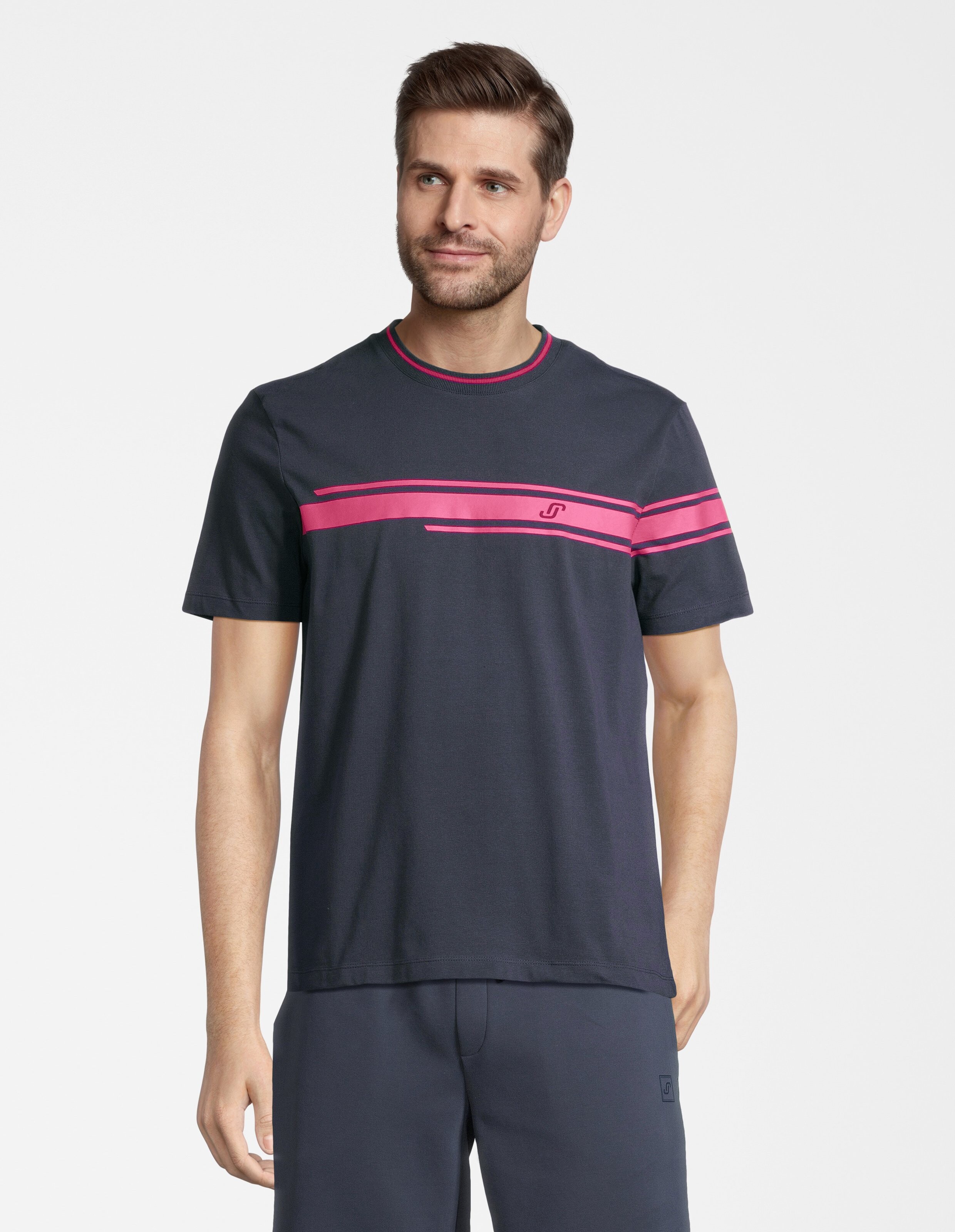 Marineblaues Freizeit-T-Shirt für Herren mit rosa Streifen, perfekt für entspannte Ausflüge.