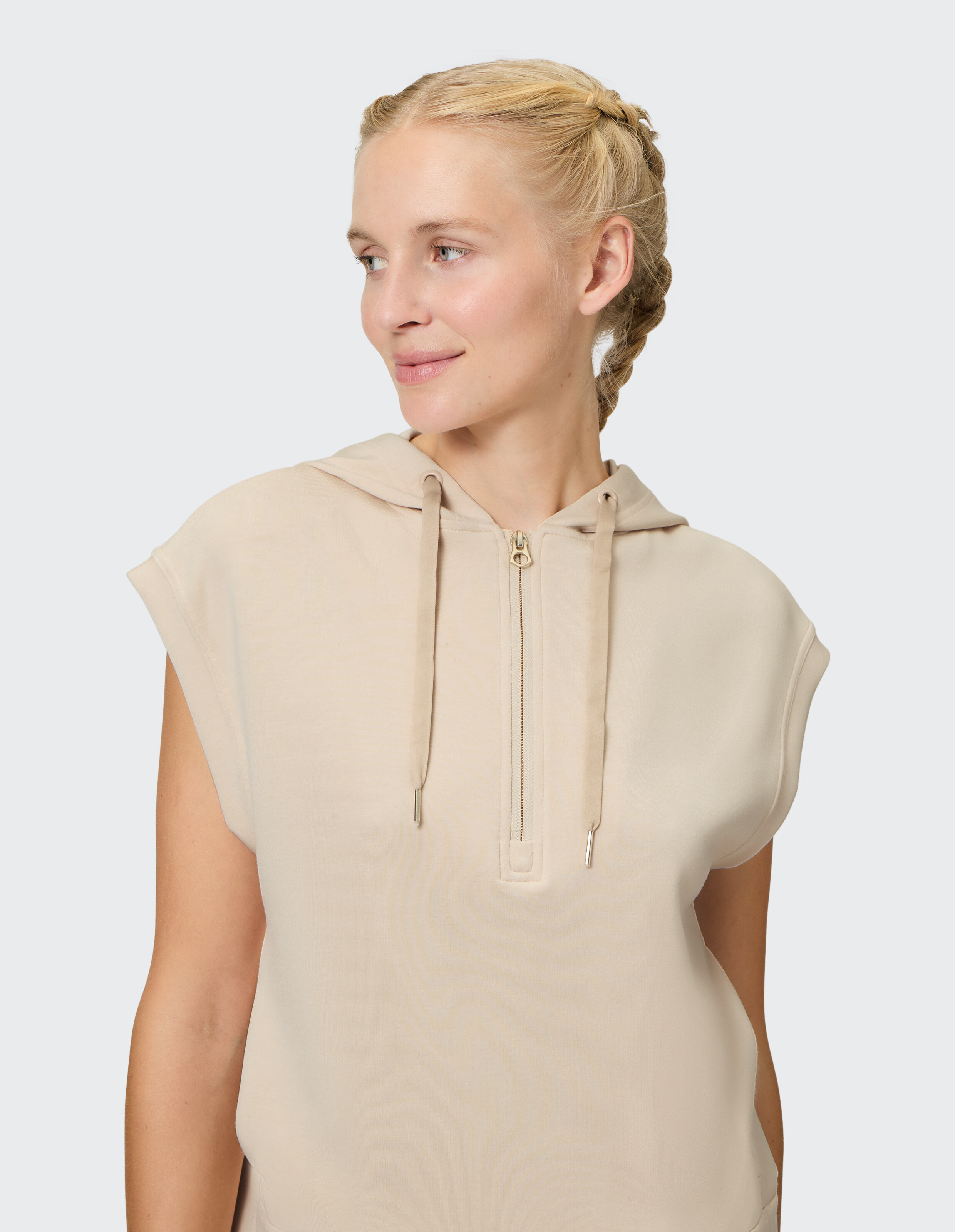 Beiger Kapuzenpullover mit Reißverschluss und kurzen Ärmeln, perfekt für Freizeitkleidung und Faulenzen.