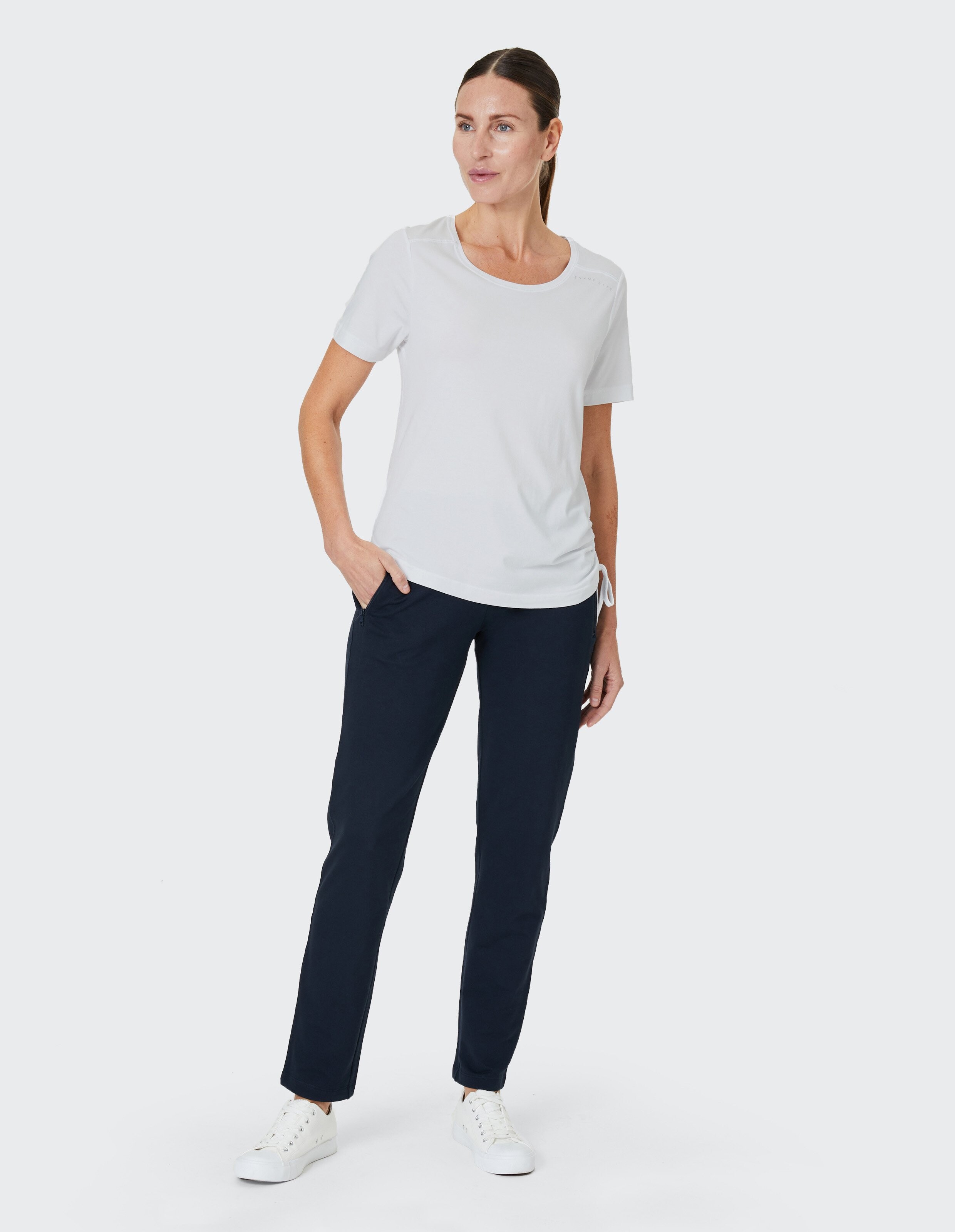 Weißes Damen-T-Shirt mit Rundhalsausschnitt und kurzen Ärmeln, links dekorativer Schnürzug, der Stoff leicht gerafft.