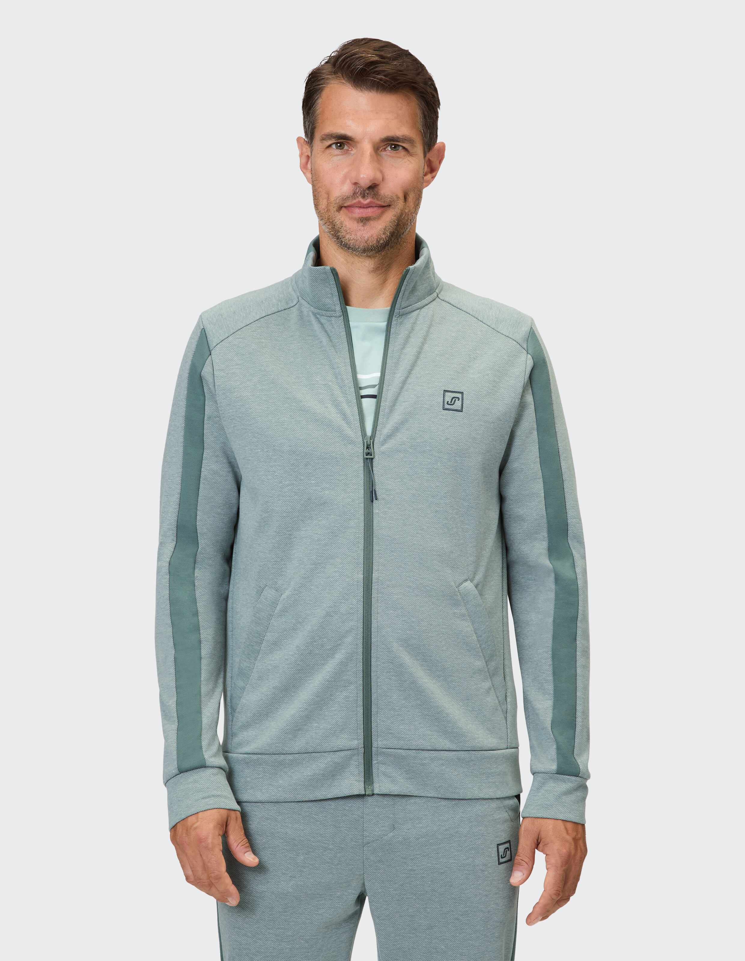 Hellgrüne Herrenjacke mit Reißverschluss, Seitentaschen und sportlichem Design.