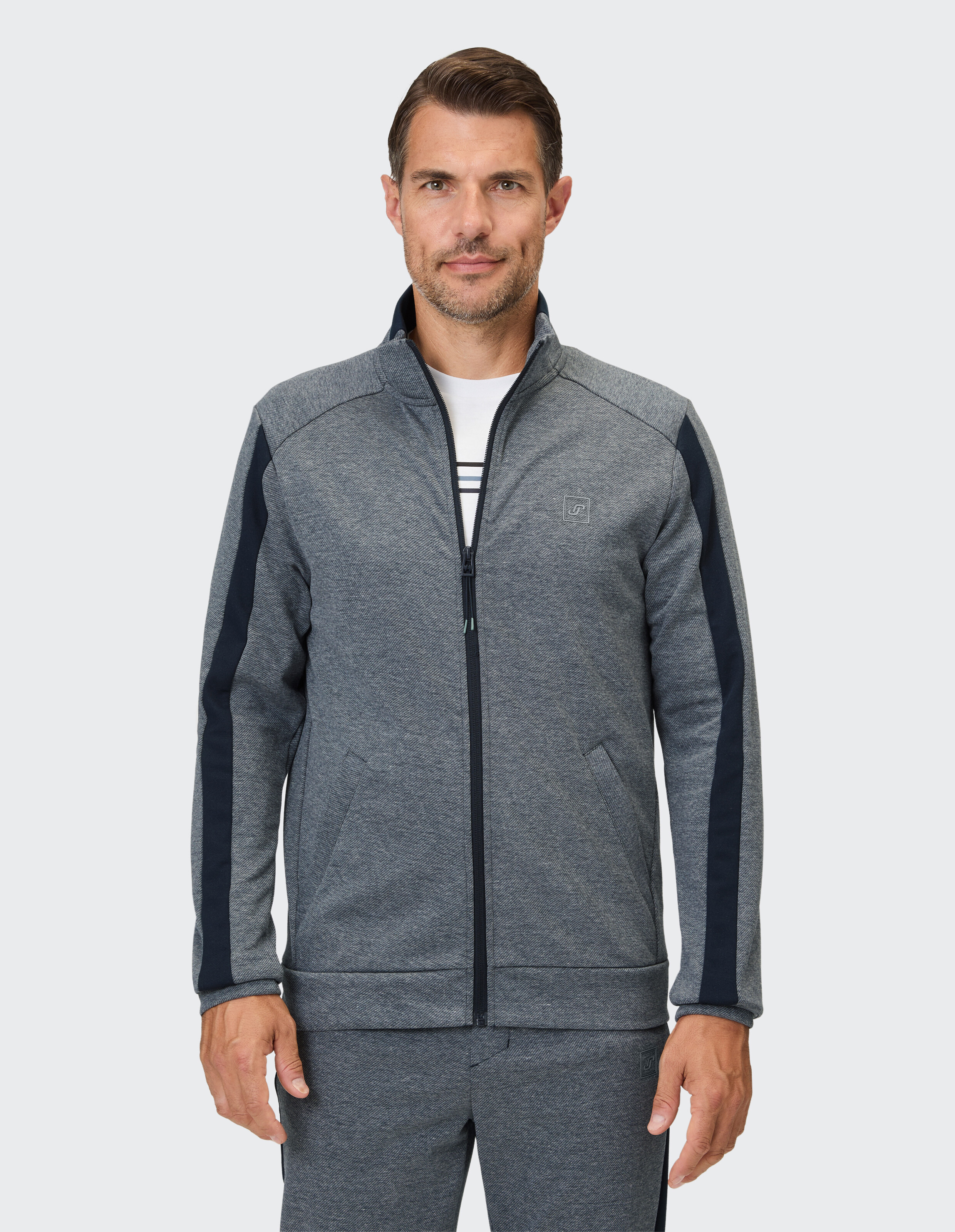 Graue Herrenjacke mit Reißverschluss und marineblauen Akzenten, perfekt für Freizeitkleidung.