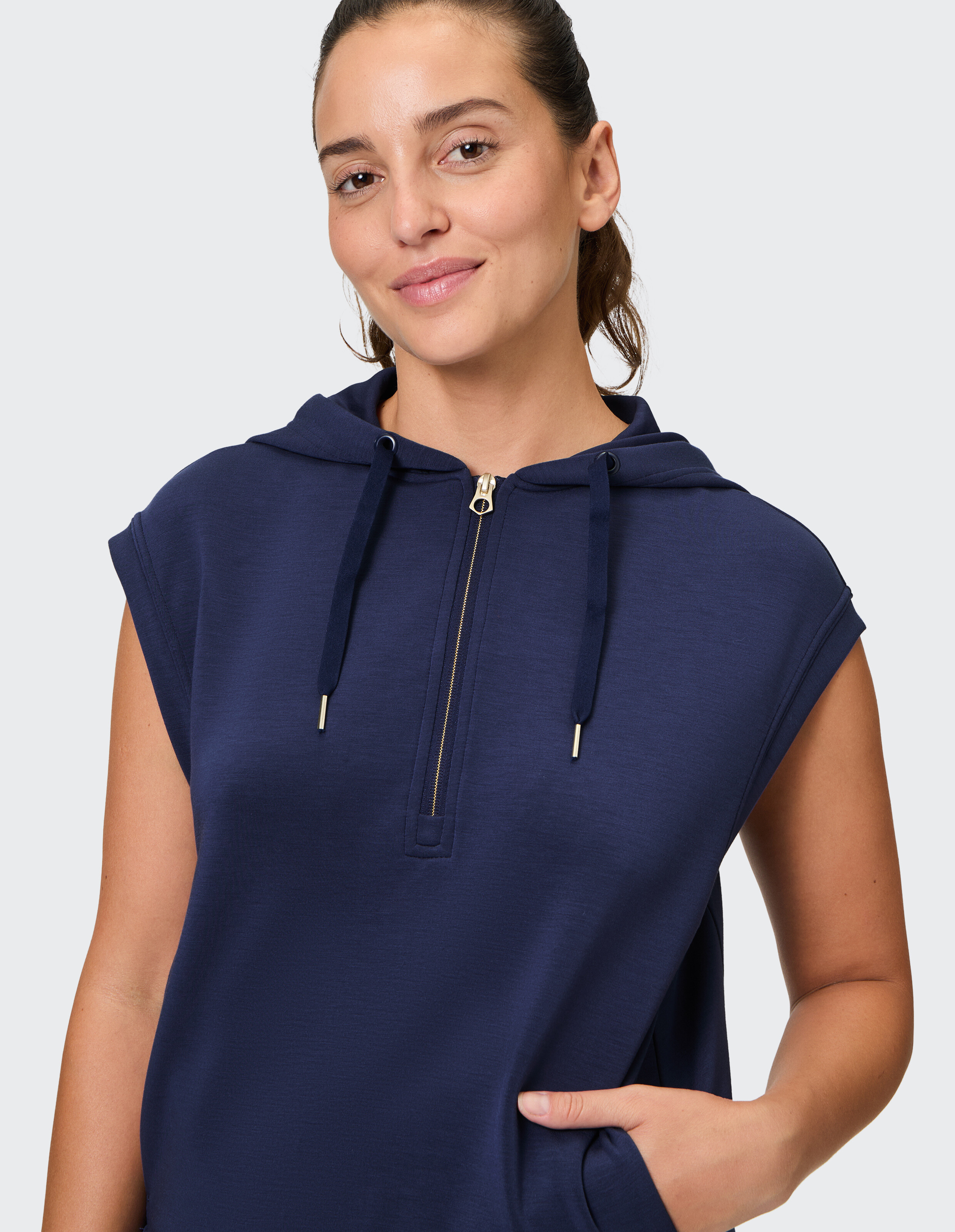 Marineblauer, ärmelloser Kapuzenpullover mit Reißverschluss vorne und Kordelzug, perfekt für Freizeitkleidung.