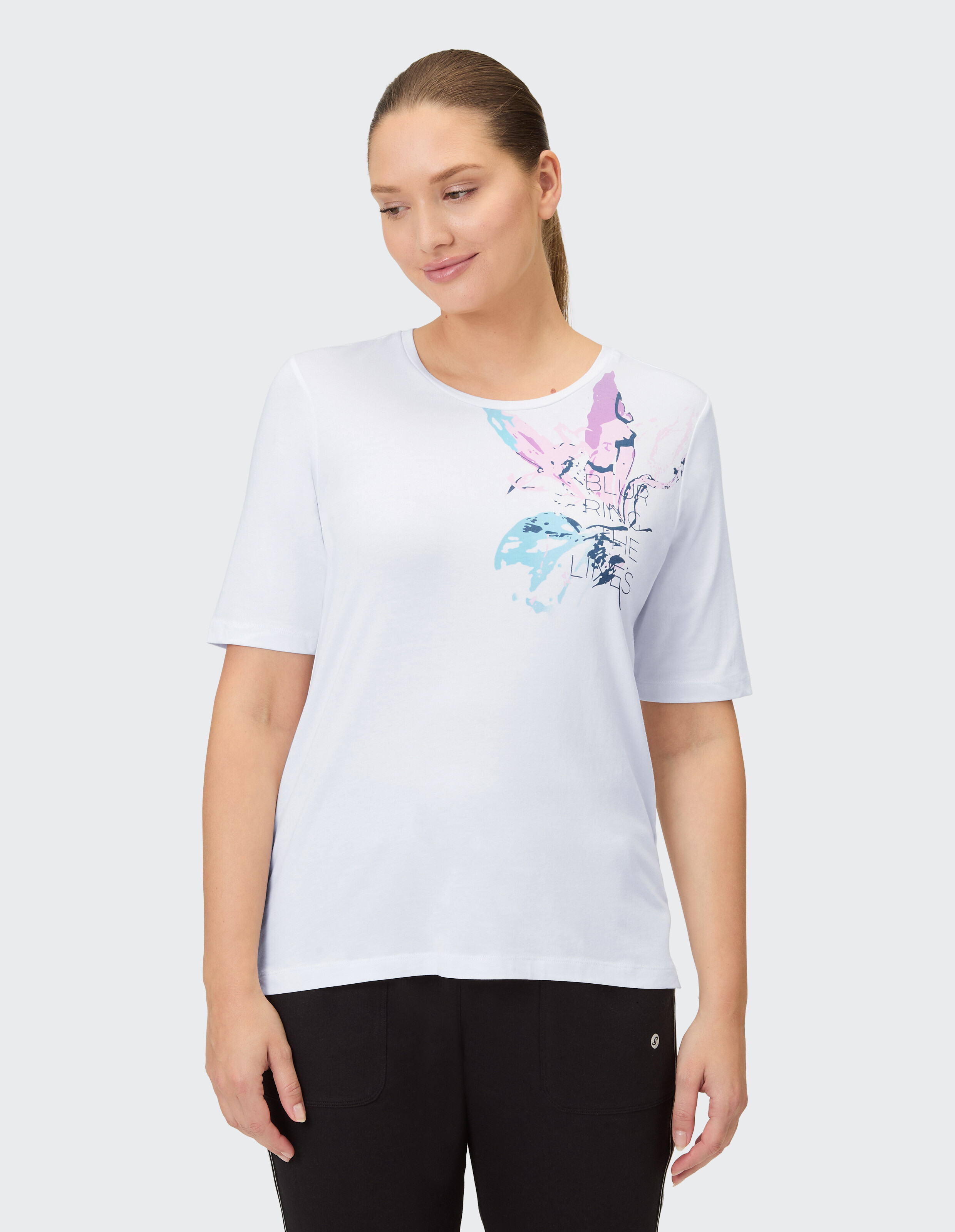 Lässiges weißes T-Shirt mit buntem Blumendruck, perfekt für entspannte Ausflüge.