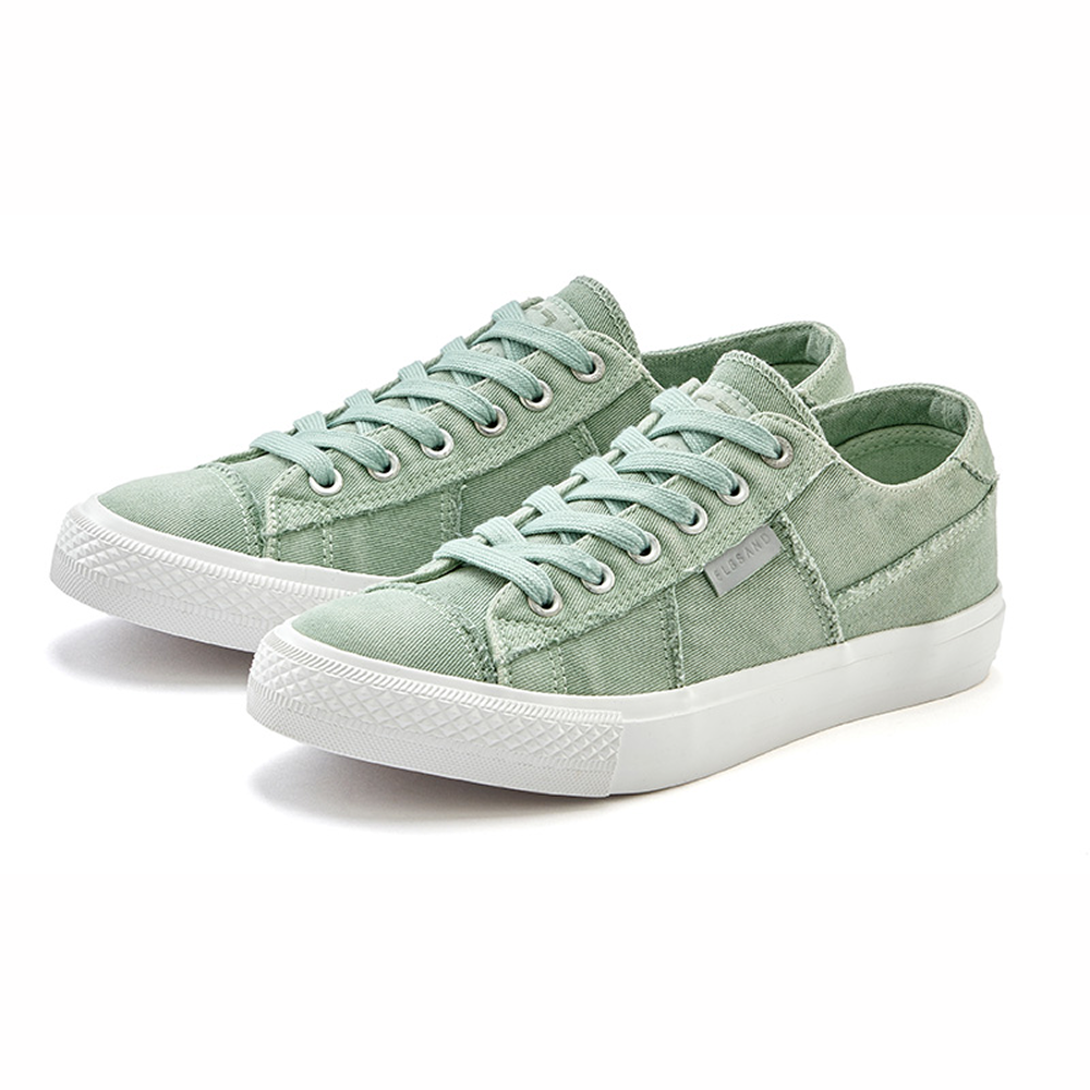 Hellgrüne Freizeitsneaker mit Schnürdesign und weißen Sohlen.