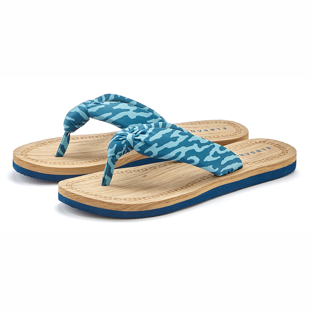 Blaue Flip-Flops mit Tarnmuster und Holzsohle für lässige Sommerkleidung.