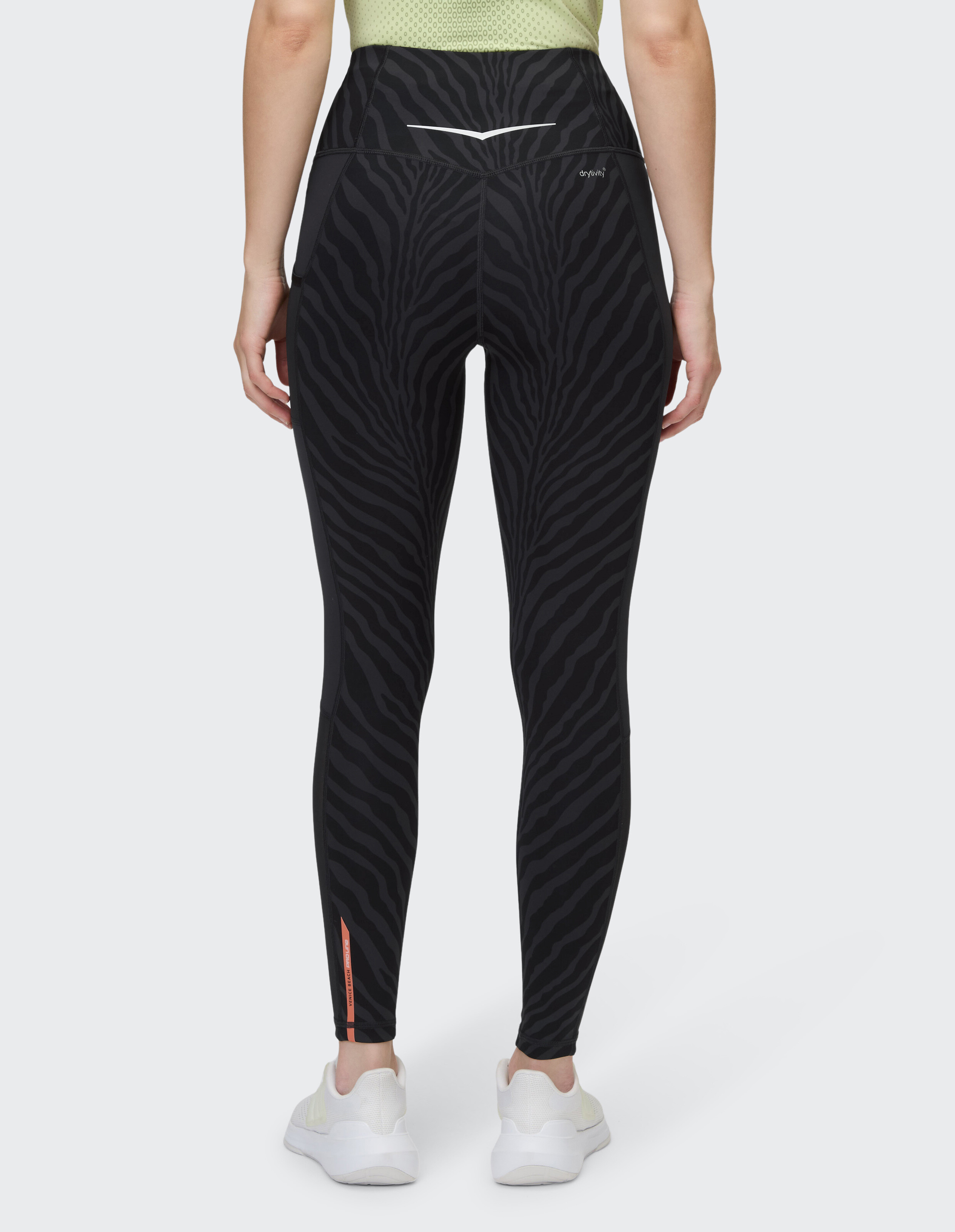 Schwarze Leggings mit Zebramuster und hoher Taille, perfekt für Freizeitkleidung oder Workouts.