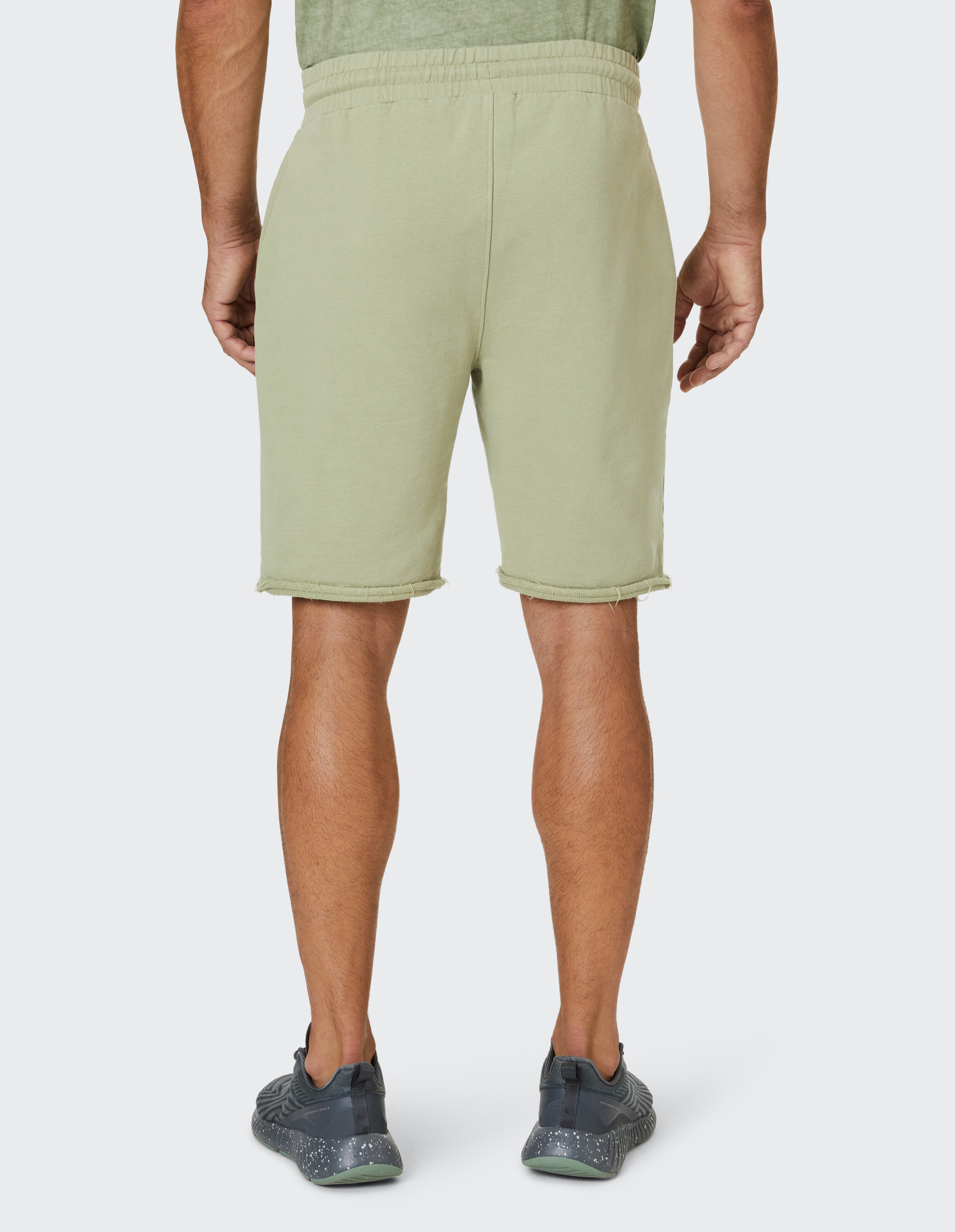 Beige Shorts aus weichem Stoff mit elastischem Bund und Kordelzug, abgeschnittenen Beinen und leicht ausgefranstem Saum.