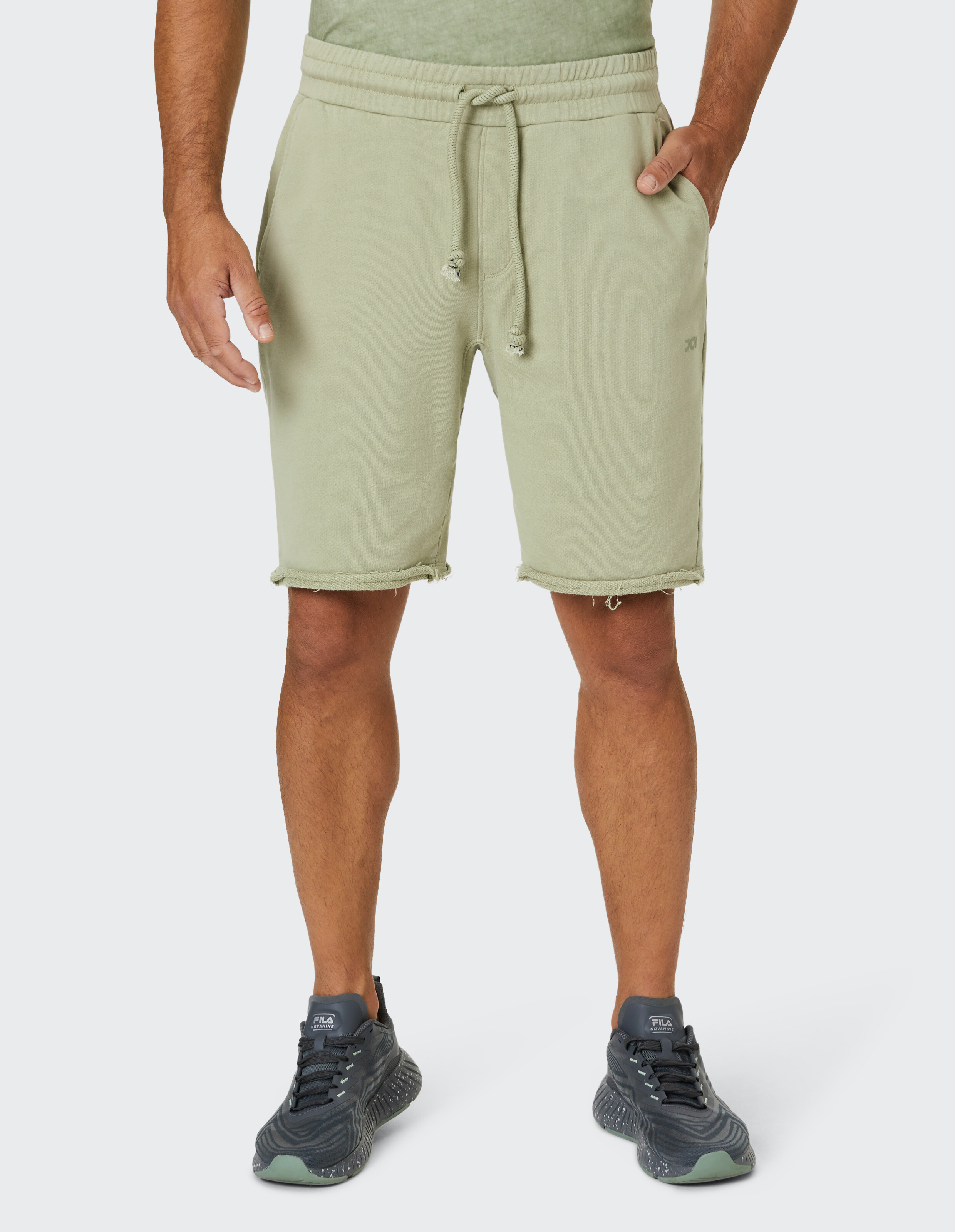 Beige Shorts aus weichem Stoff mit elastischem Bund und Kordelzug, abgeschnittenen Beinen und leicht ausgefranstem Saum.