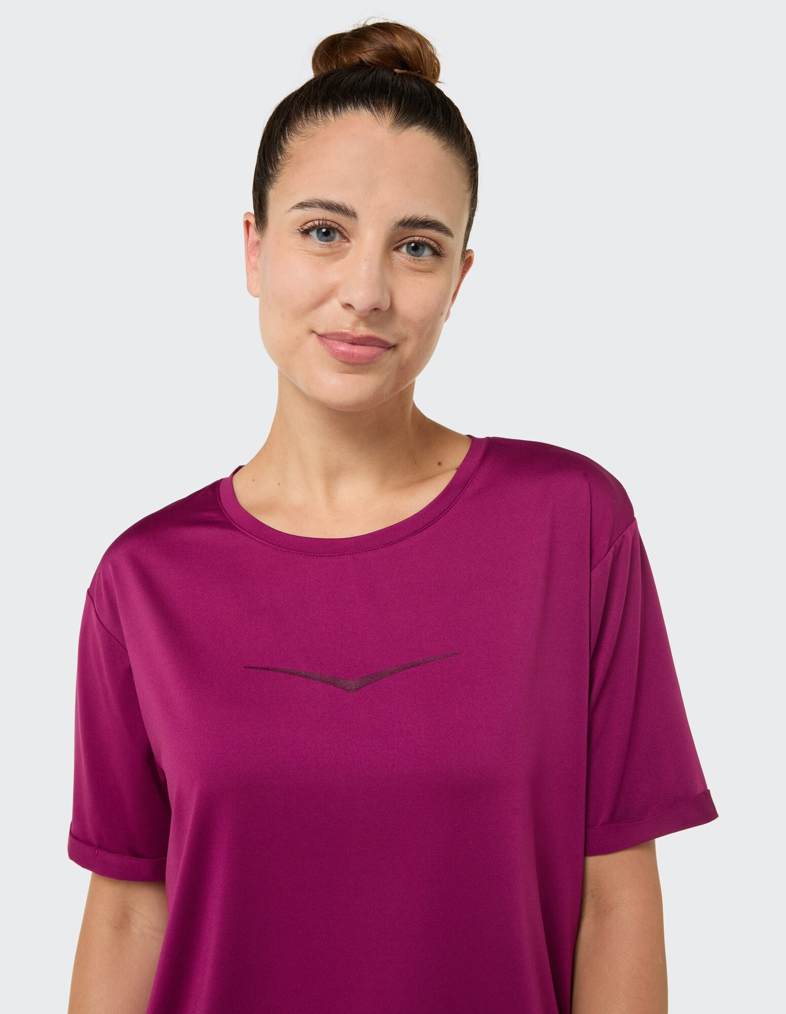 Frau trägt ein gemütliches lila Freizeit-T-Shirt mit schlichtem Design.