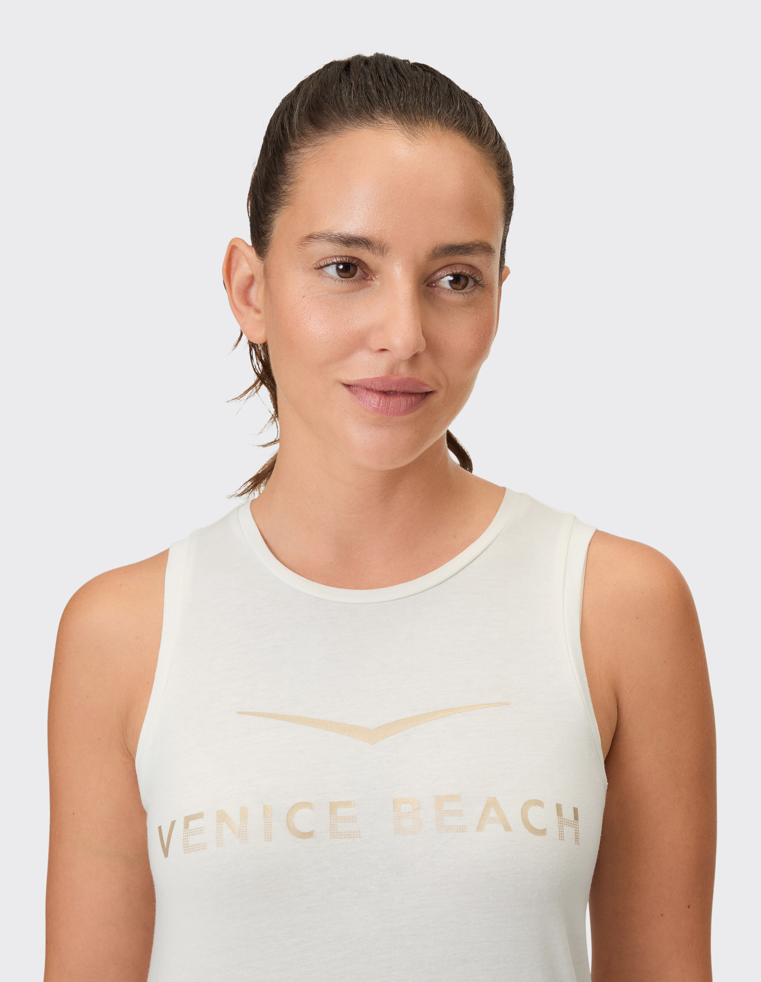 Nahaufnahme einer Frau in einem leichten Tanktop mit „Venice Beach“-Aufdruck.
