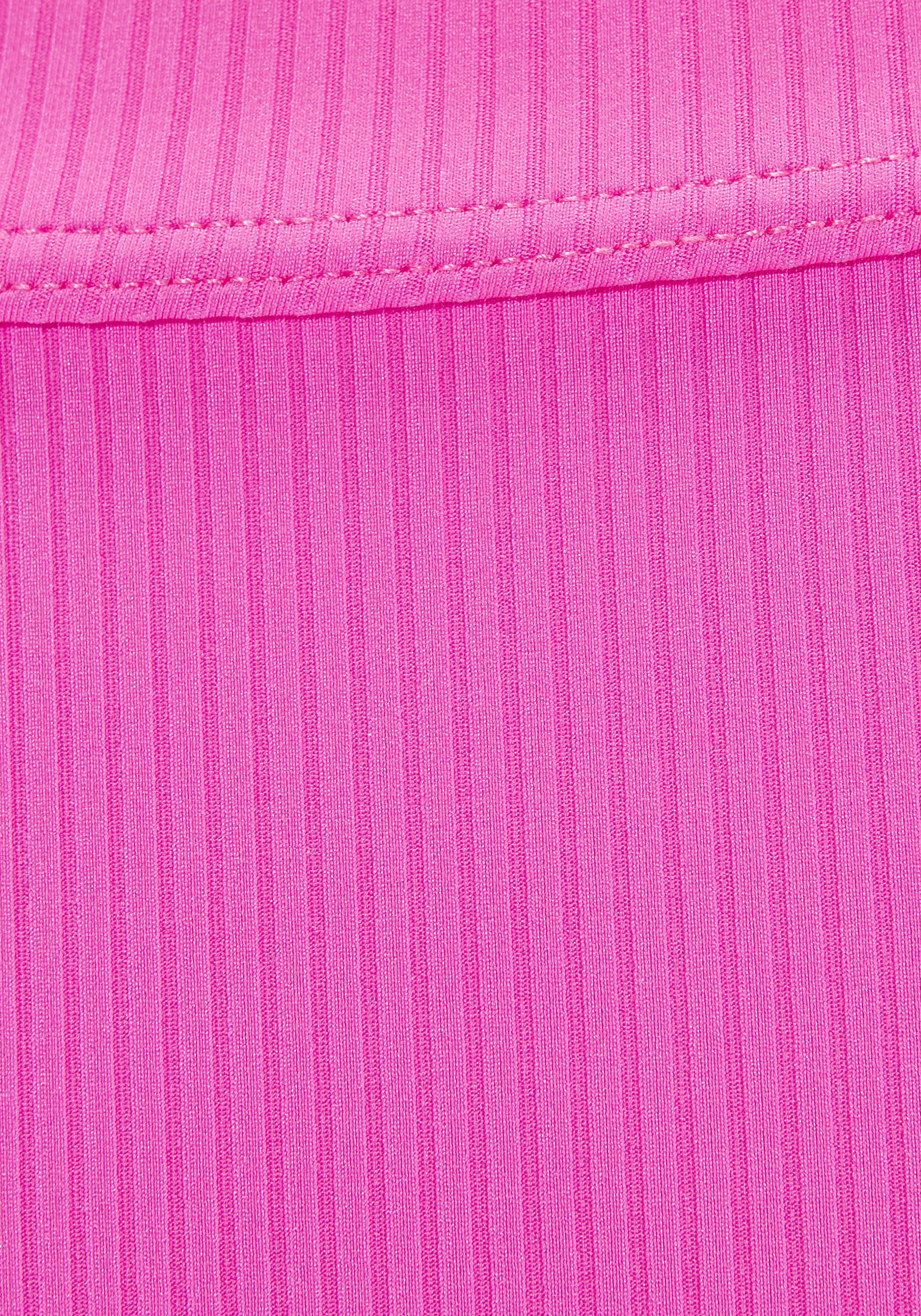 Nahaufnahme eines strukturierten rosa Stoffs mit vertikalen Streifen, ideal für Freizeitkleidung.