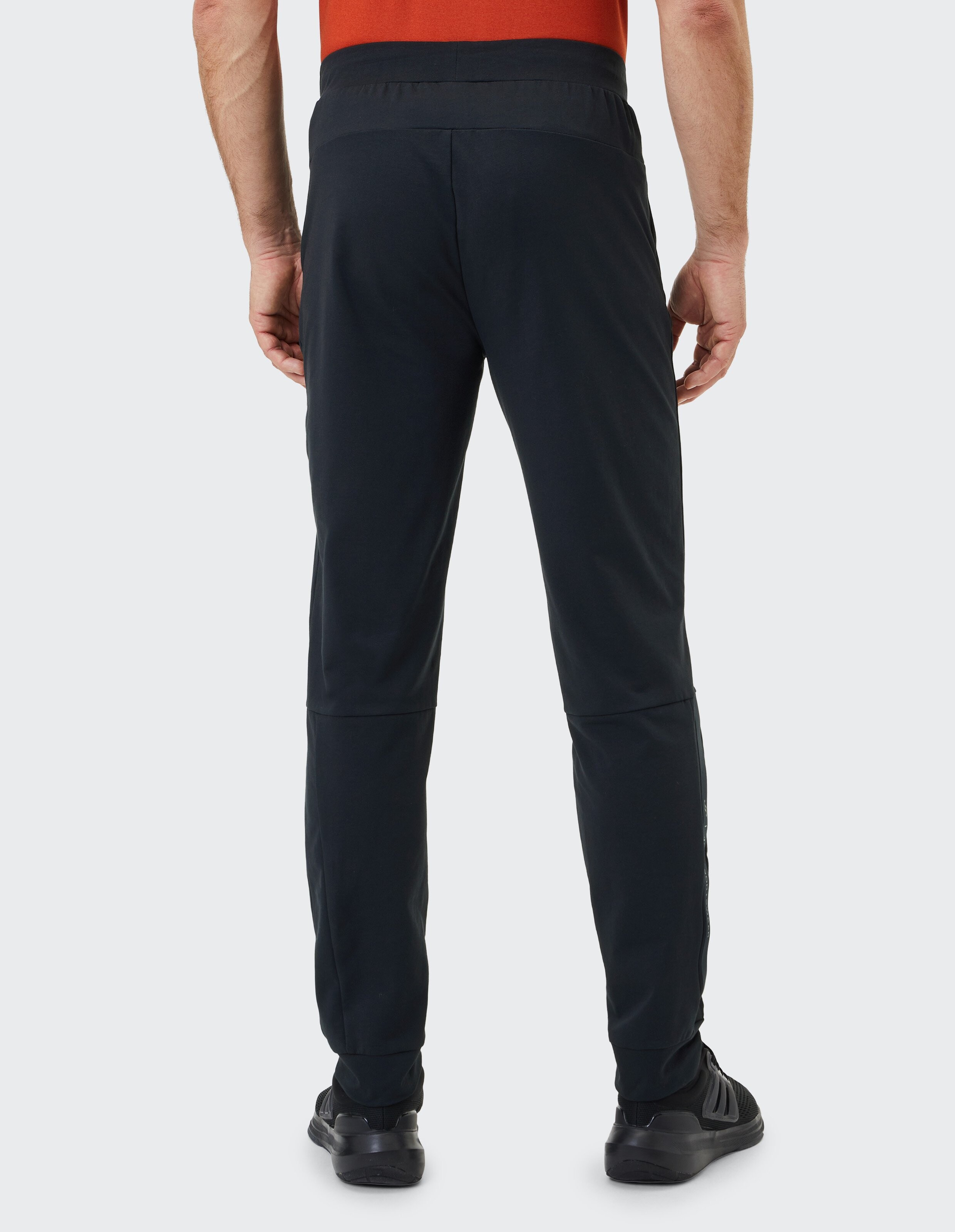 Dunkelblaue Jogginghose mit Kordelzug und elastischen Bündchen, zwei Seitentaschen mit Reißverschluss, aus weichem Stoff.