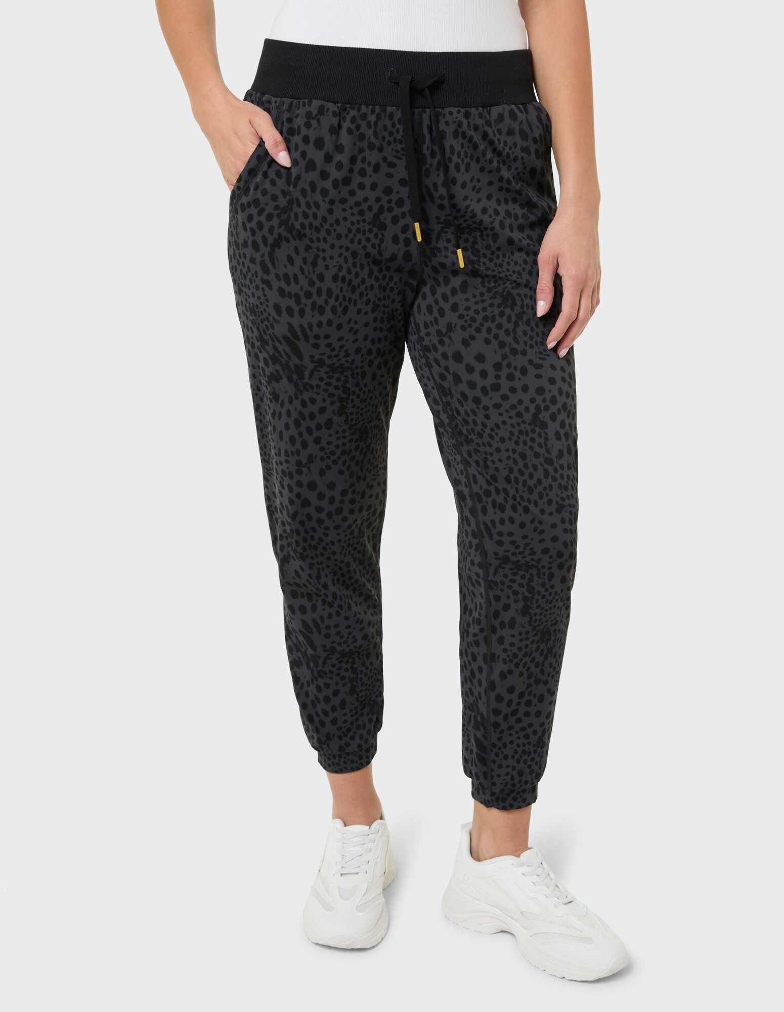 Schwarze Jogginghose mit Leopardenmuster, elastischem Bund und Taschen.