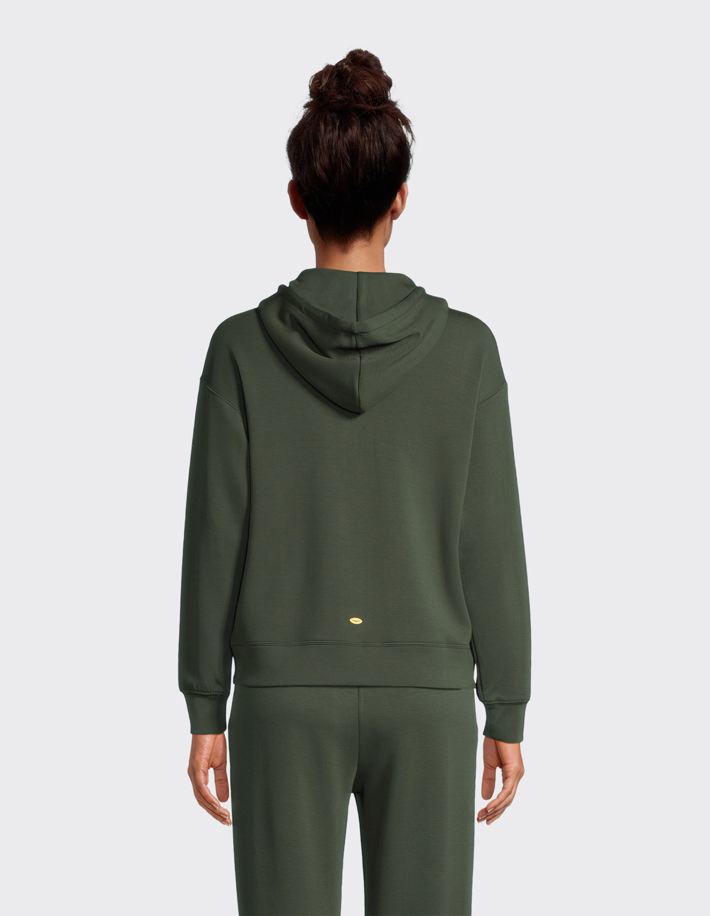 Rückansicht einer Frau in einem gemütlichen olivgrünen Kapuzenpullover, perfekt für Freizeitkleidung.