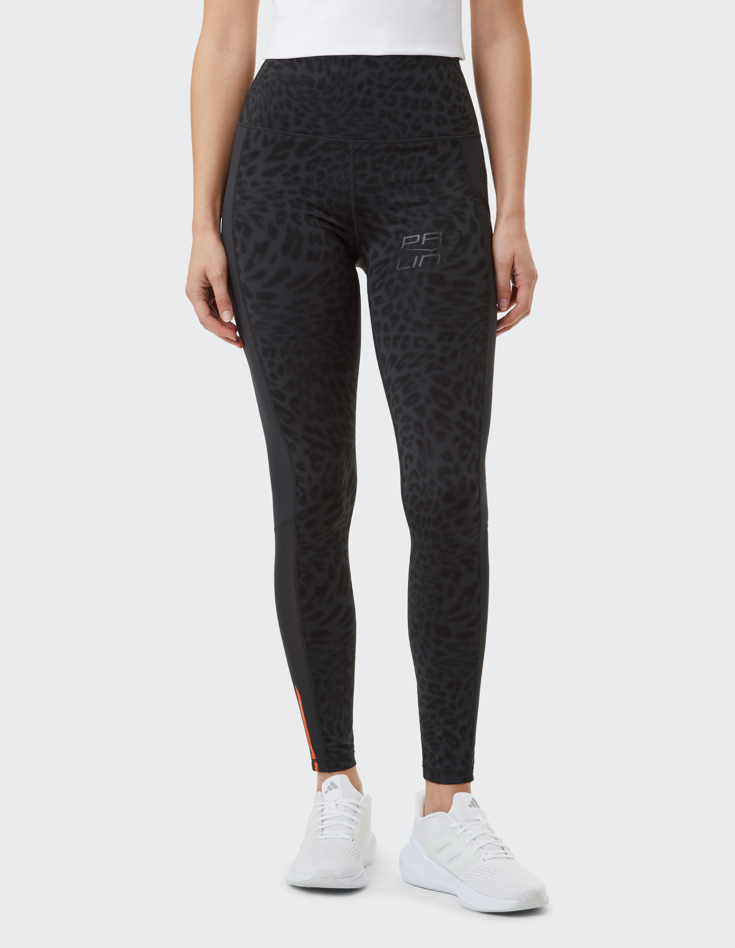 Schwarze Damen-Leggings mit Leopardenmuster, hoher Taille und sportlichem Design.