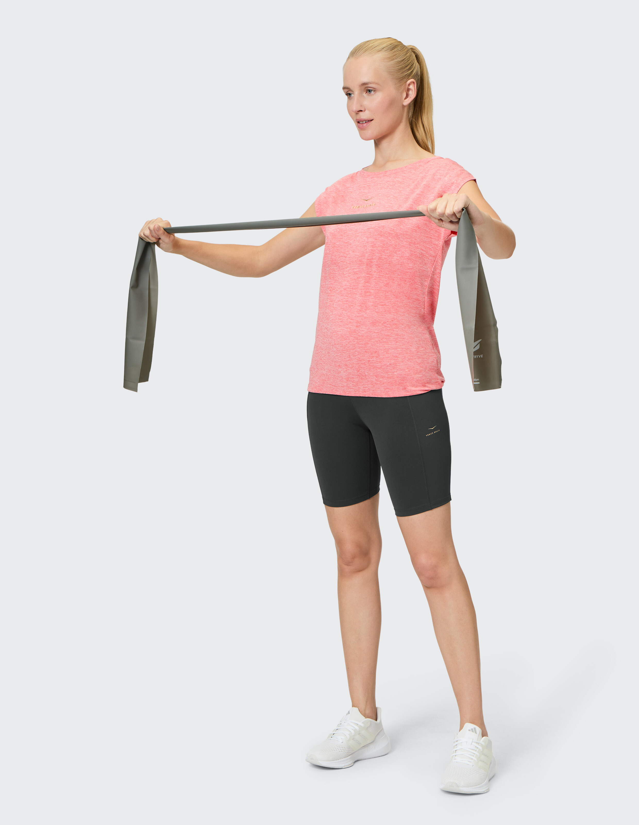 Frau trägt beim Training die Shorts „Venice Beach Kurze Tights Camelia“.