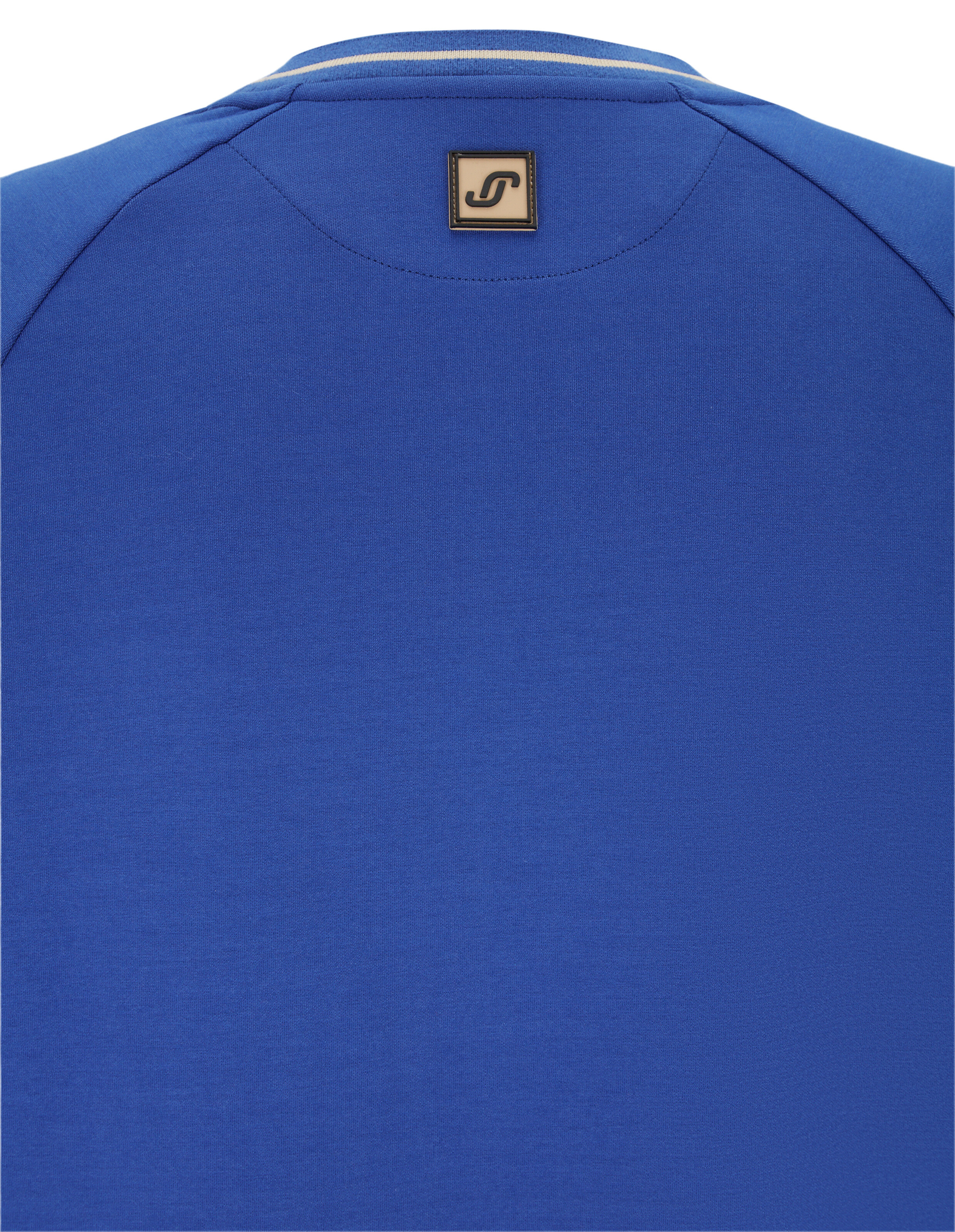 Rückansicht eines blauen Sweatshirts mit Logo-Emblem im Nacken auf einem Etikett. Der Kragen hat weiße Streifen.