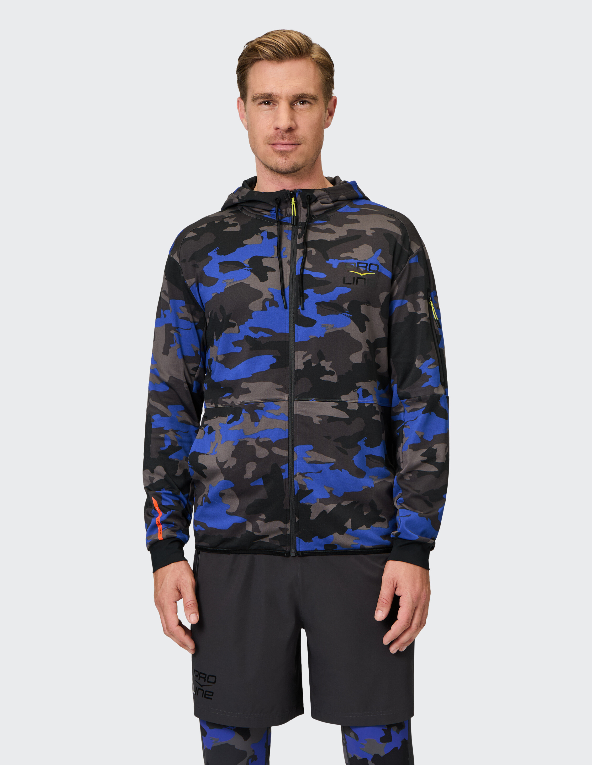 Herren-Kapuzenpullover mit Reißverschluss und Tarnmuster in Blau und Schwarz, perfekt für die Freizeit.