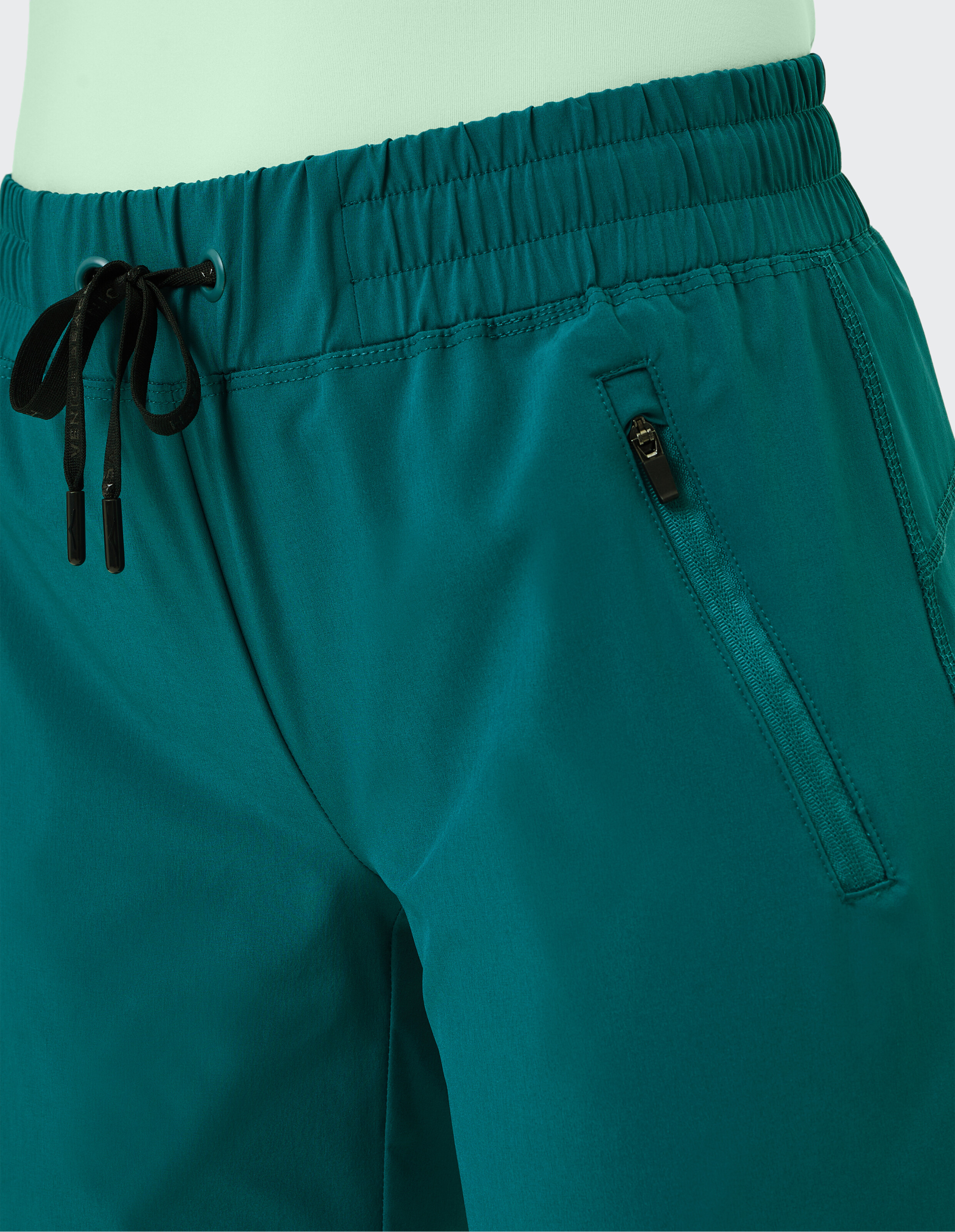 Nahaufnahme einer blaugrünen Freizeitshorts mit elastischem Bund und Seitentasche.