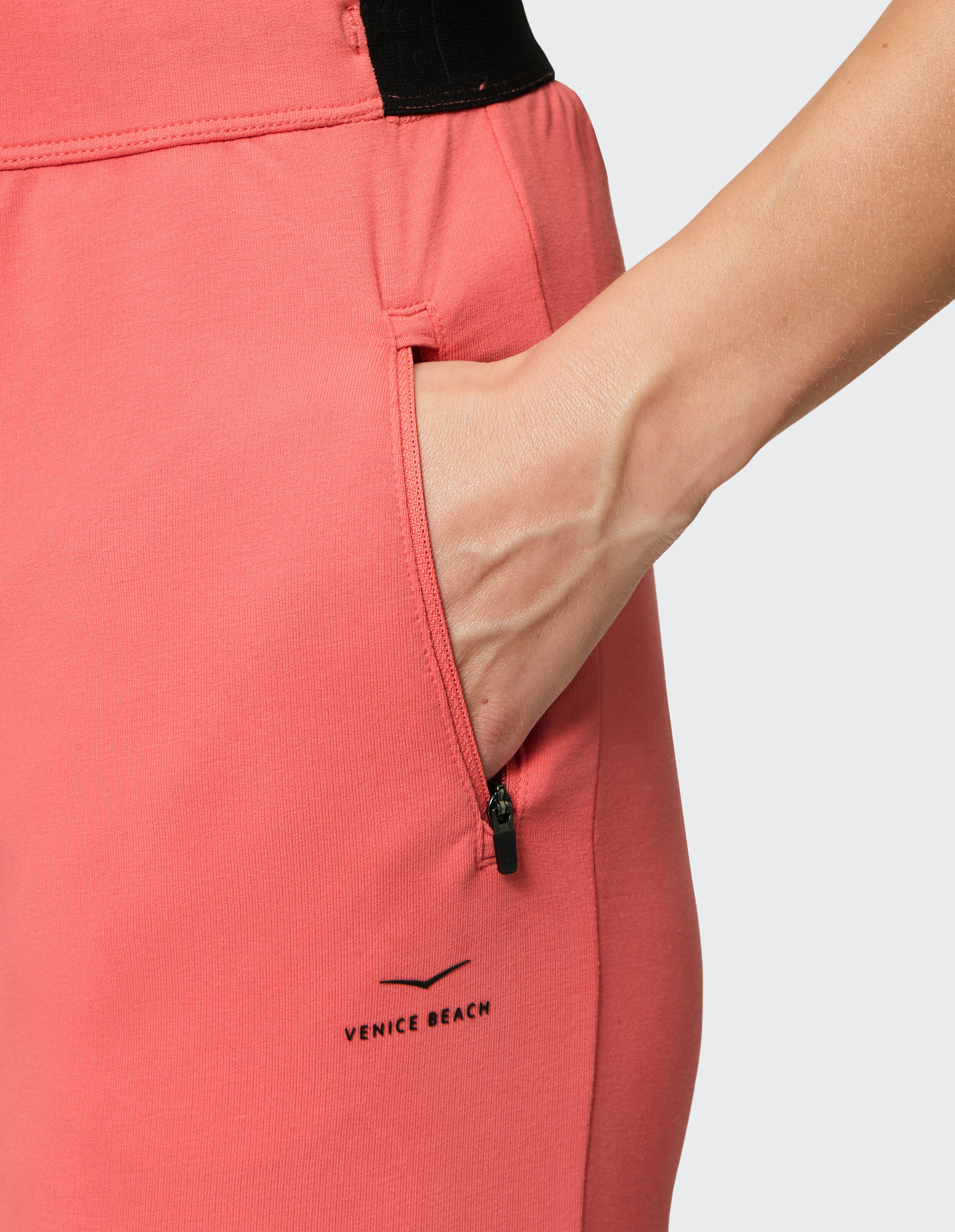 Lässige Lounge-Shorts in Korallenrot mit Reißverschlusstasche und Venice Beach-Logodetail.
