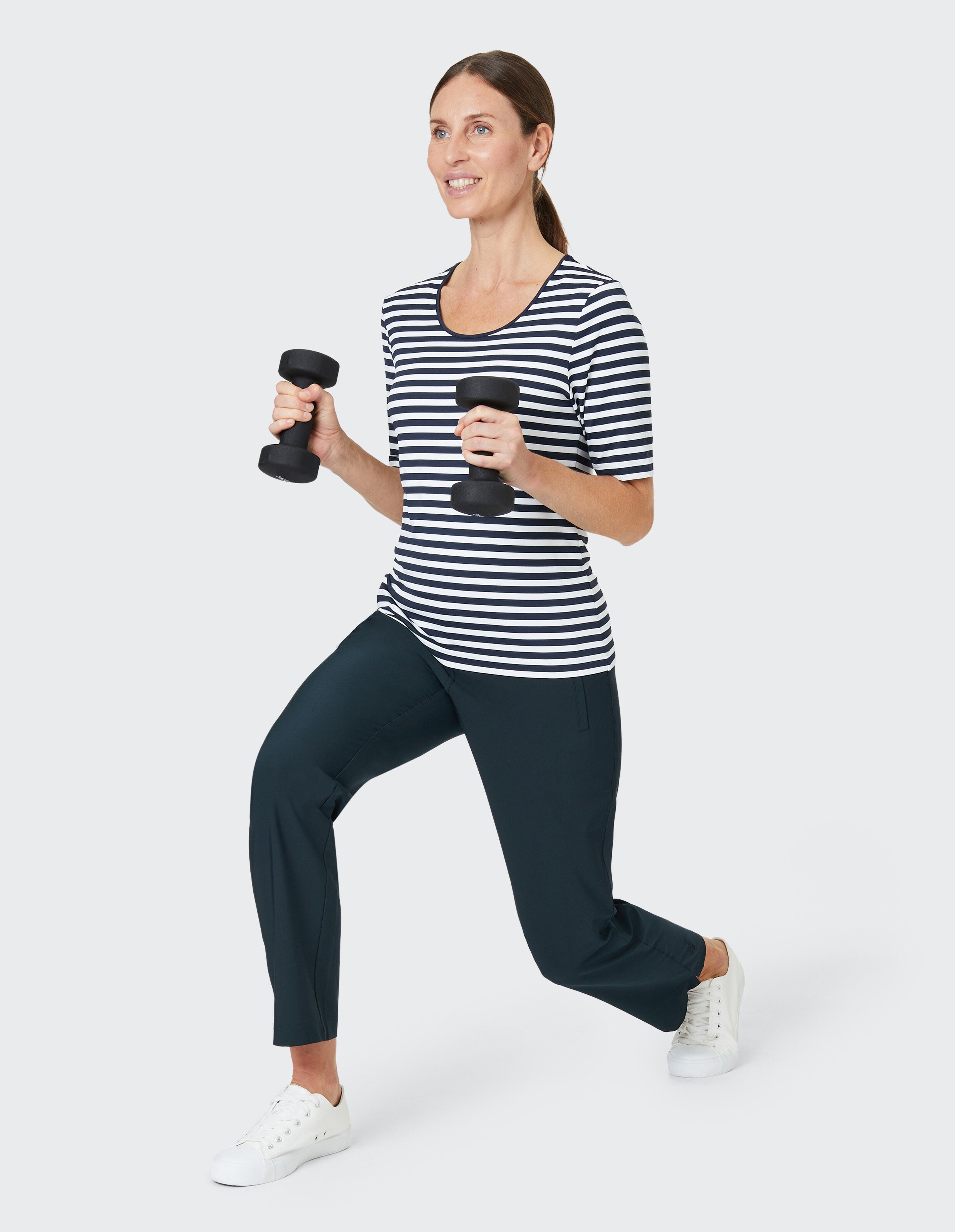 Dunkelblaue Jogginghose mit elastischem Bund, geradem Schnitt und seitlichen Taschen vor weißem Hintergrund.