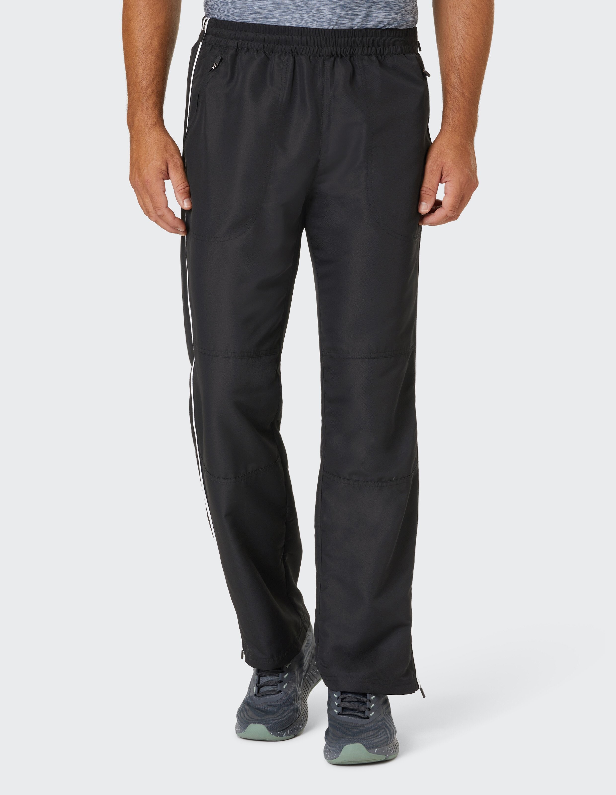 Schwarze, locker sitzende Hose mit elastischem Bund und seitlichen Taschen, ideal für Freizeit oder Sport.