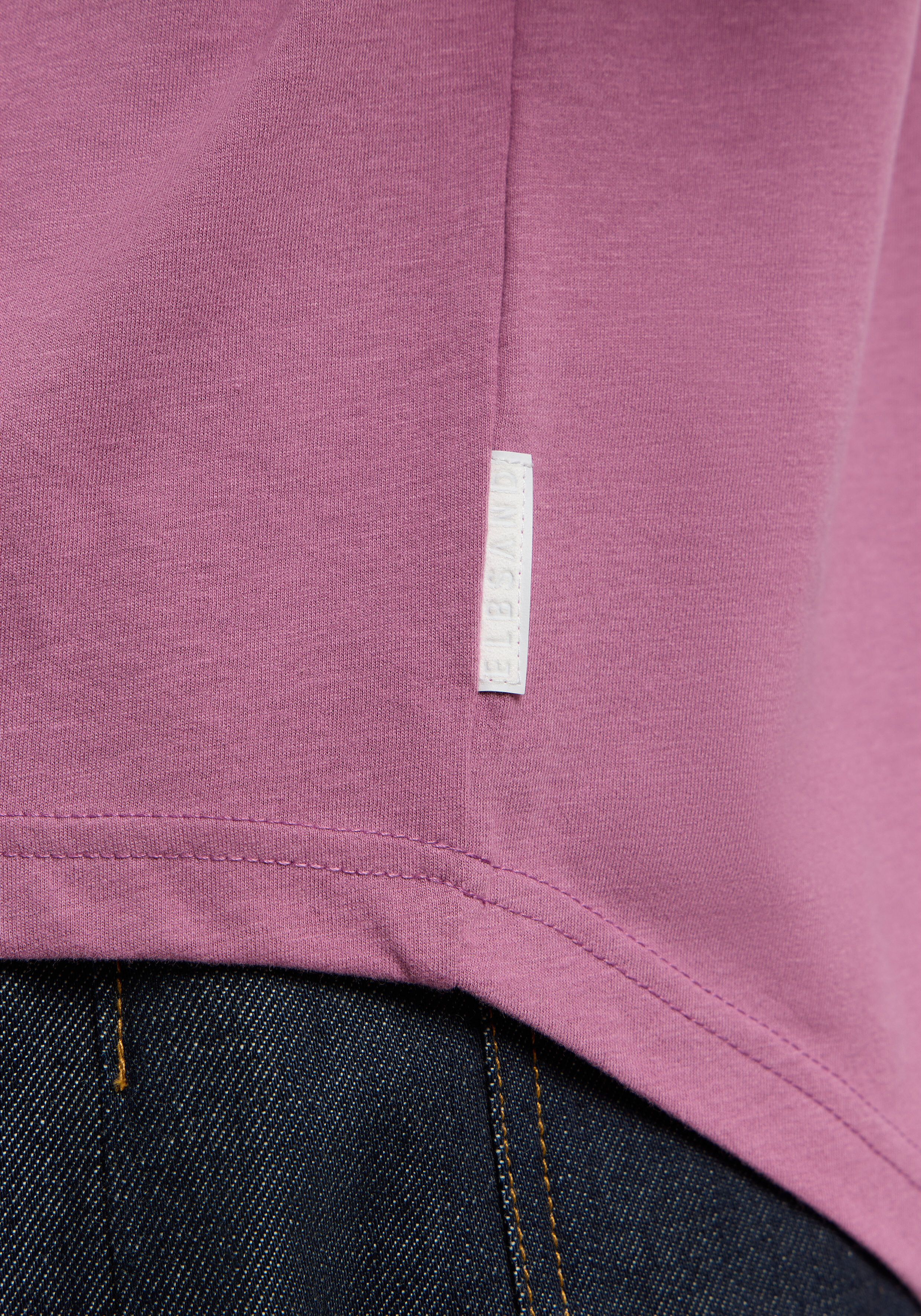 Nahaufnahme eines altrosa ELBSAND-Baumwollhemds mit kleinem Markenetikett.