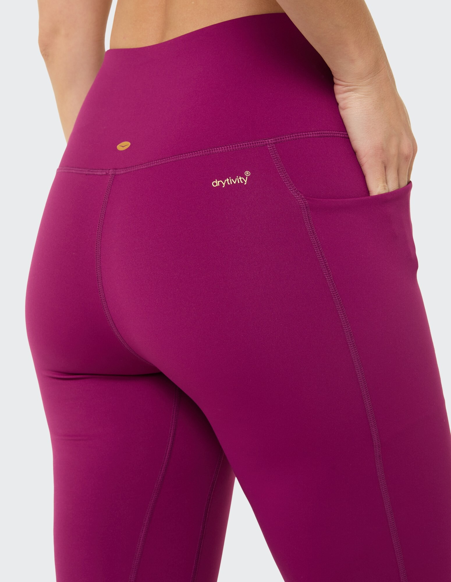 Nahaufnahme einer lilafarbenen Leggings mit Tasche, die ein elegantes, bequemes Design zeigt.