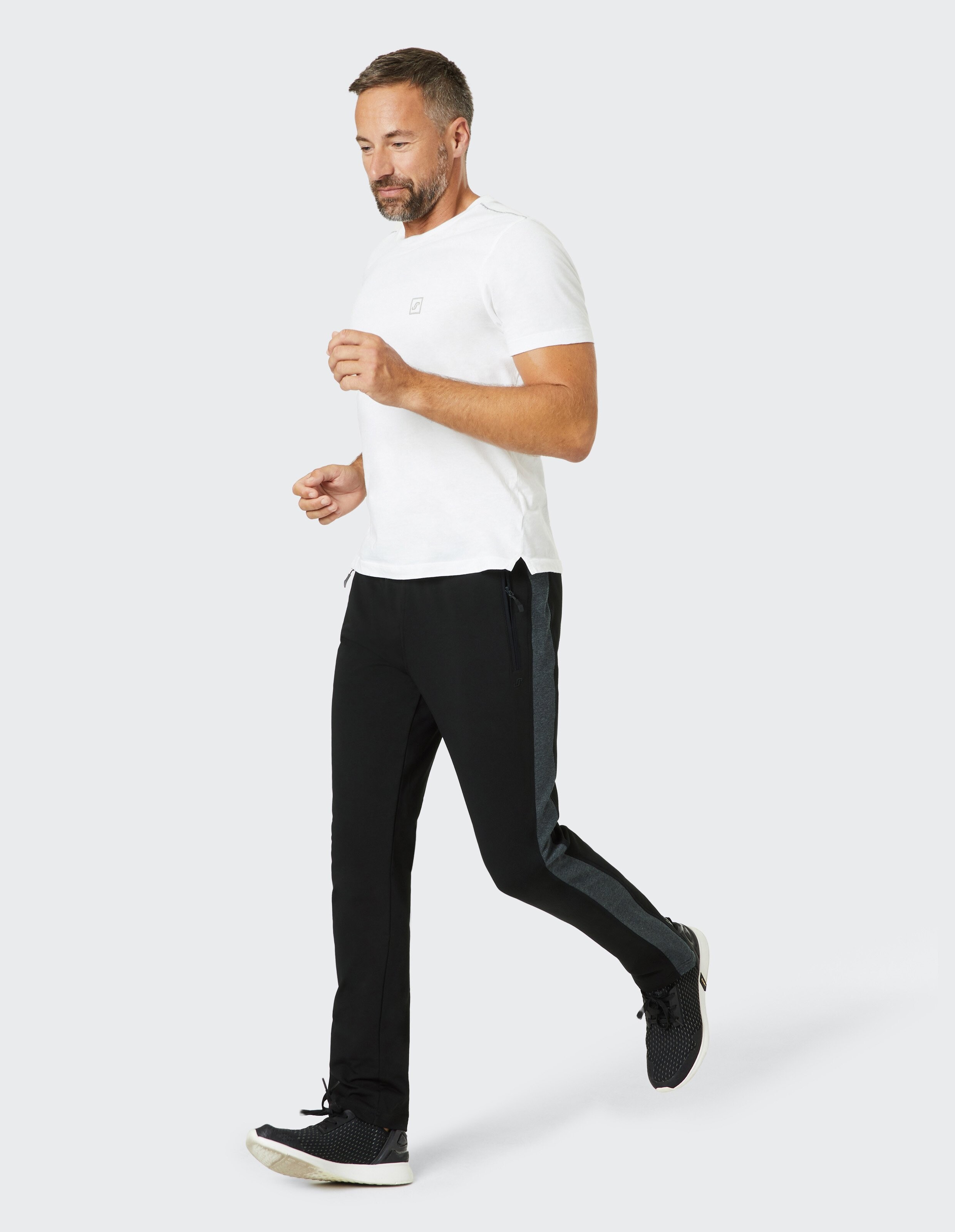 Schwarze Jogginghose mit elastischem Bund und schmal zulaufendem Bein, seitlichen Eingrifftaschen und sportlichem Look.