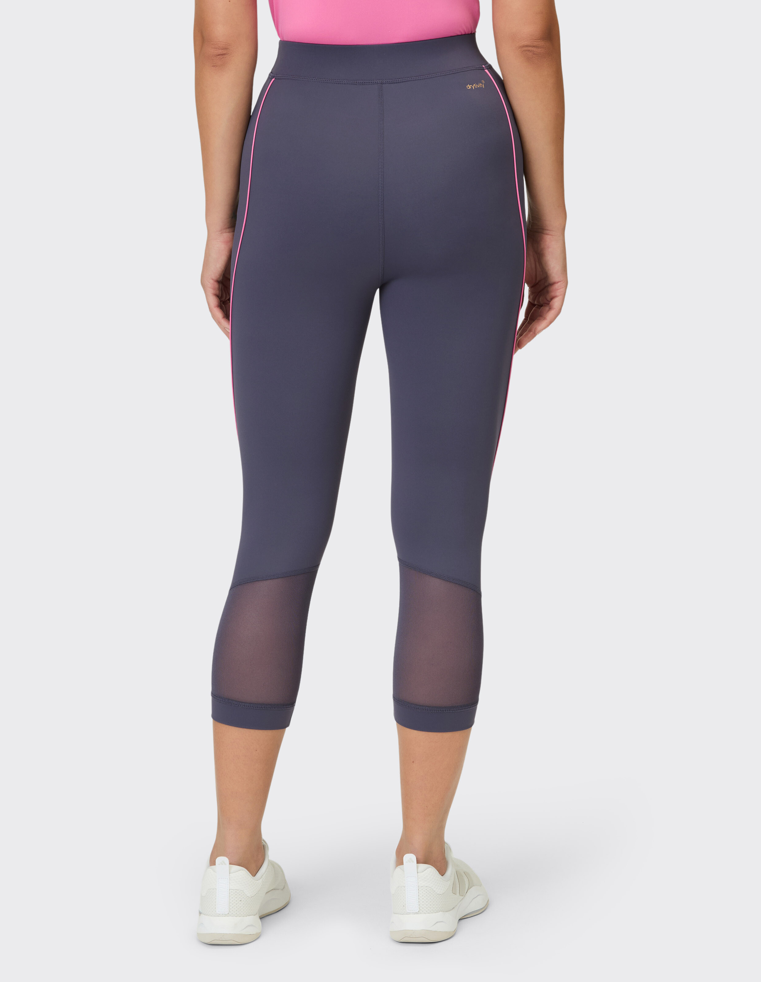 Rückansicht einer marineblauen Capri-Leggings für Damen mit Mesh-Einsätzen und rosa Akzenten.