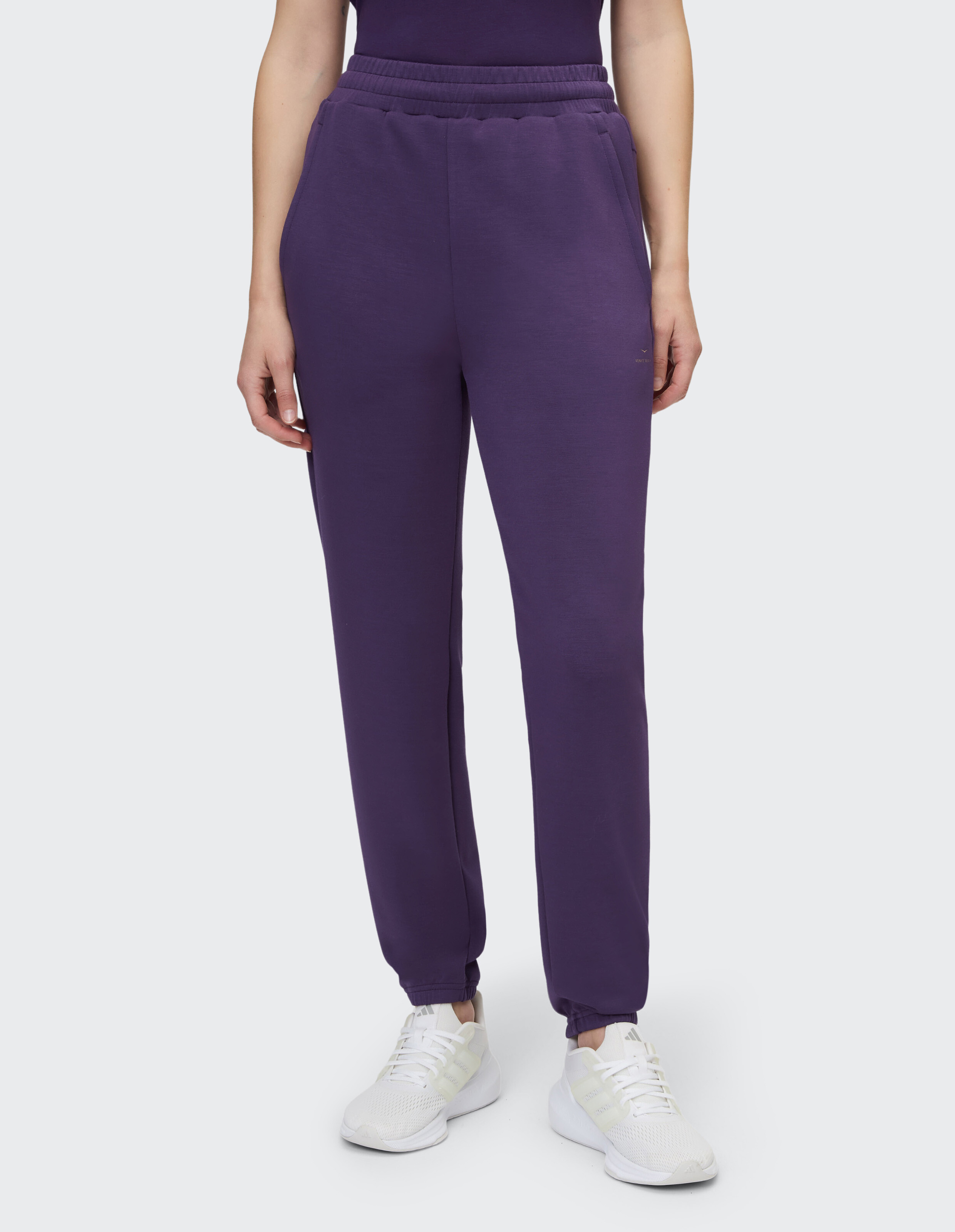 Lilafarbene Jogginghose für Damen mit elastischem Bund, perfekt für Freizeitkleidung.
