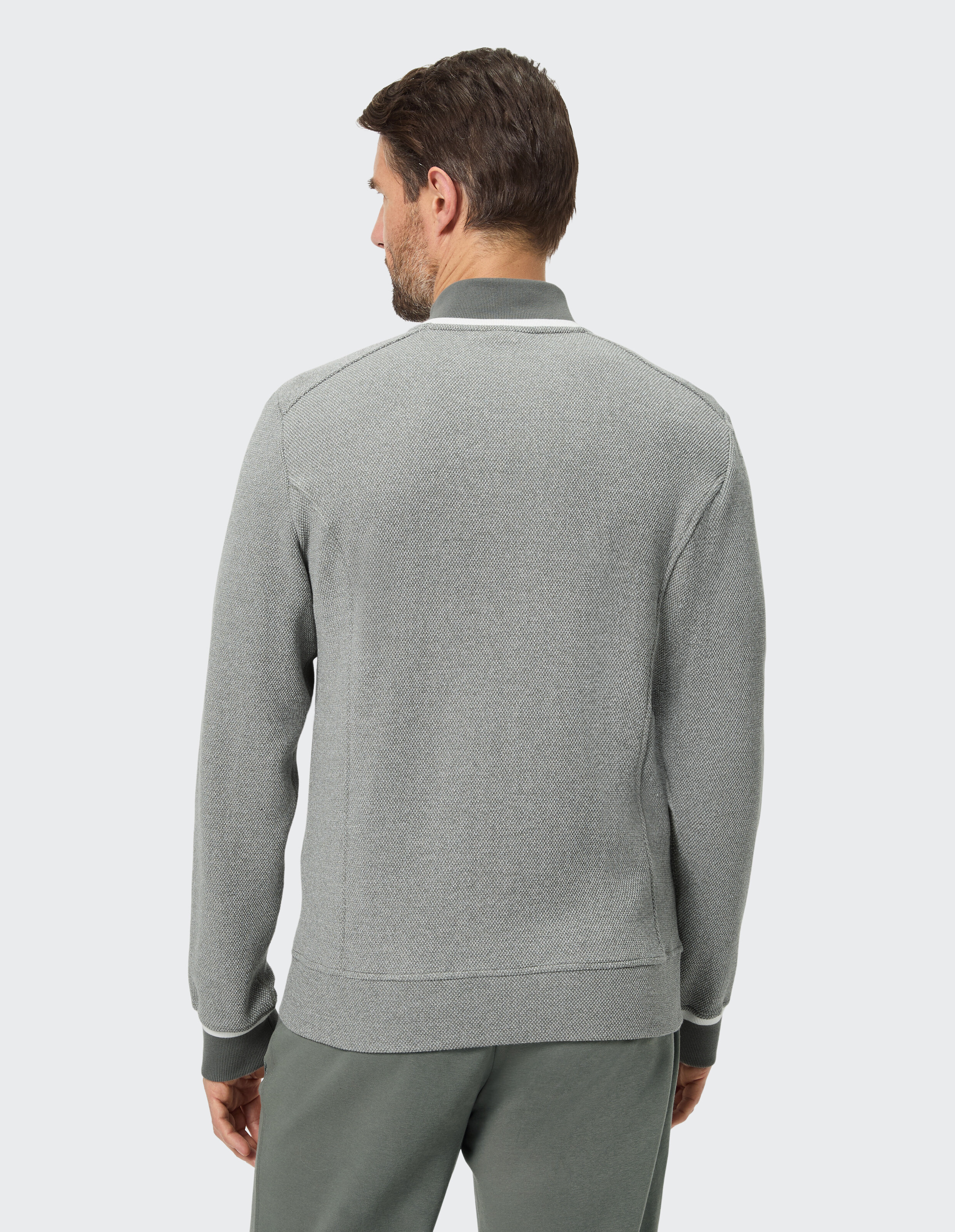 Rückansicht eines Mannes, der einen grauen Freizeitpullover trägt, perfekt zum Faulenzen.