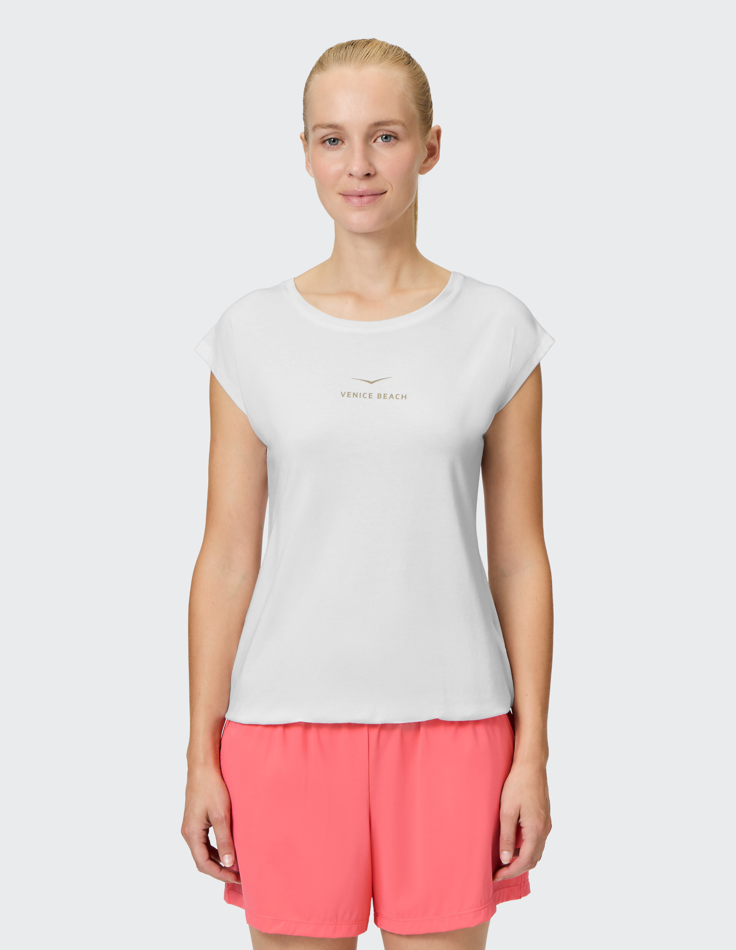 Frau trägt ein weißes Venice Beach Kurzarmshirt Wonder für lässigen Komfort.