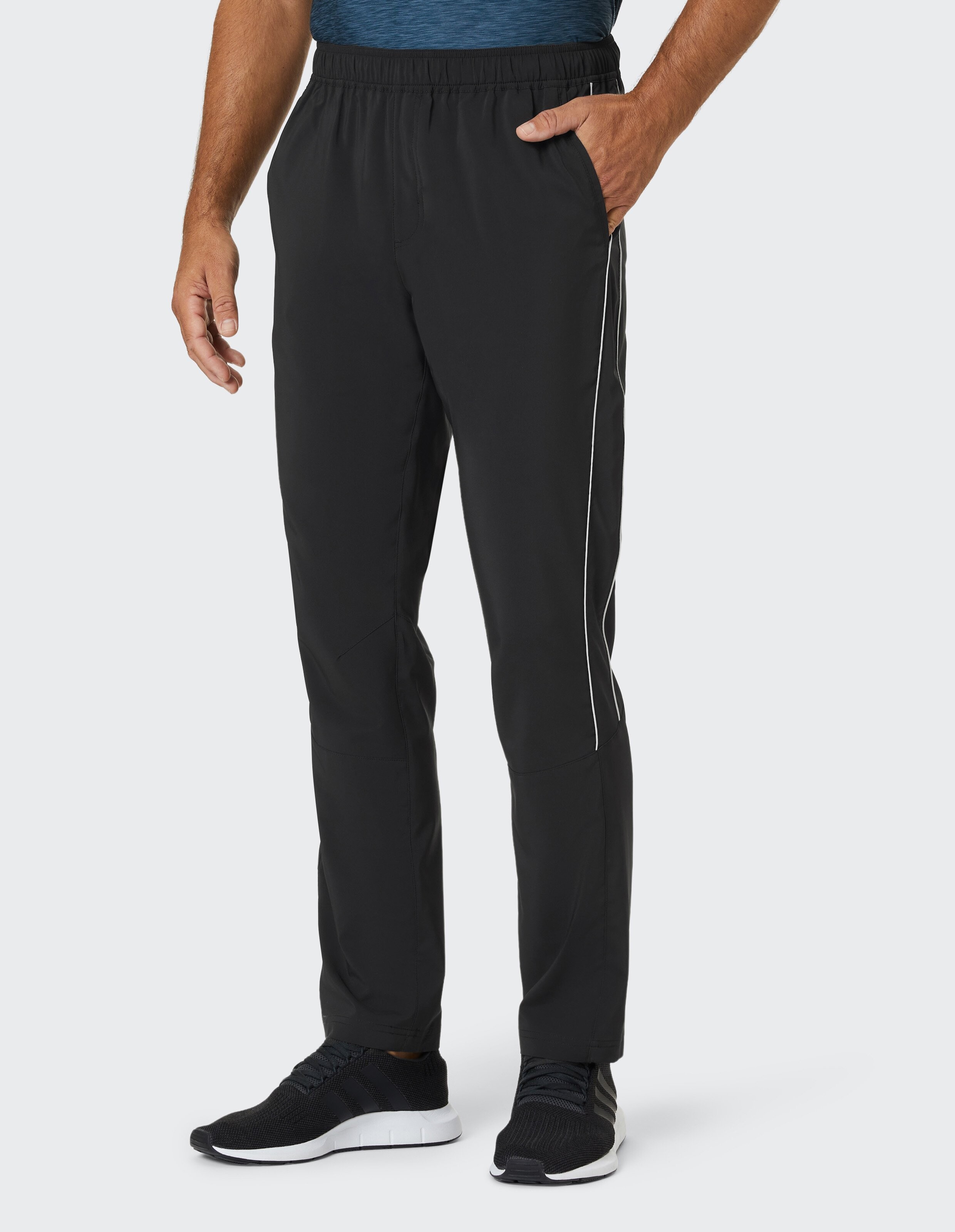 Schwarze, gerade geschnittene Jogginghose mit elastischem Bund, langem Bein und schlichtem Design, ideal für sportliche Aktivitäten.