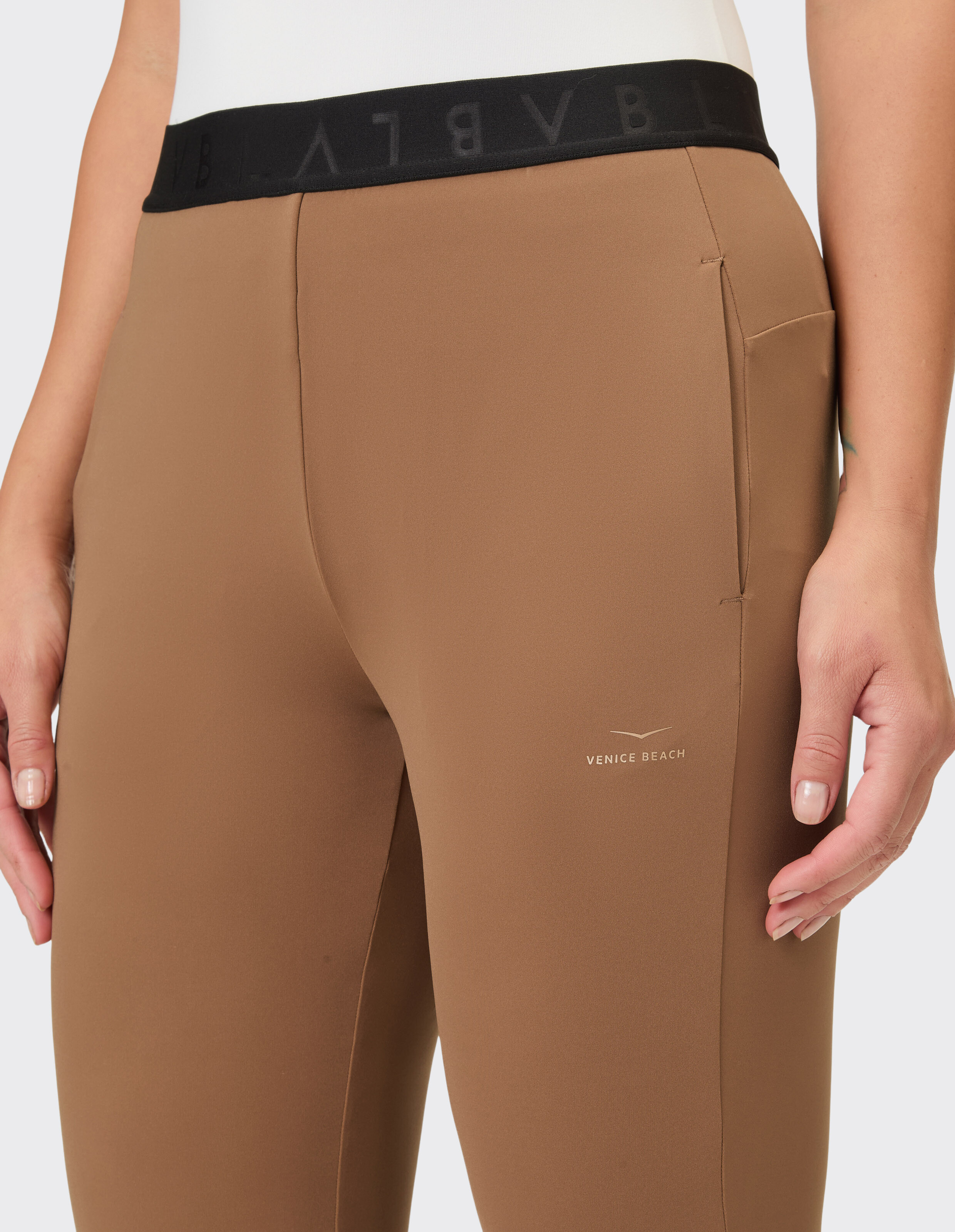 Braune 7/8-Freizeithose von Venice Beach mit elastischem Markenbund.