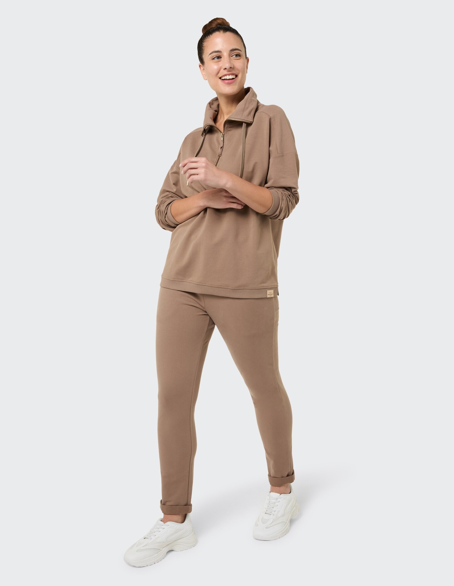 Kuscheliger brauner Pullover und passende Hose, perfekt zum lässigen Faulenzen.