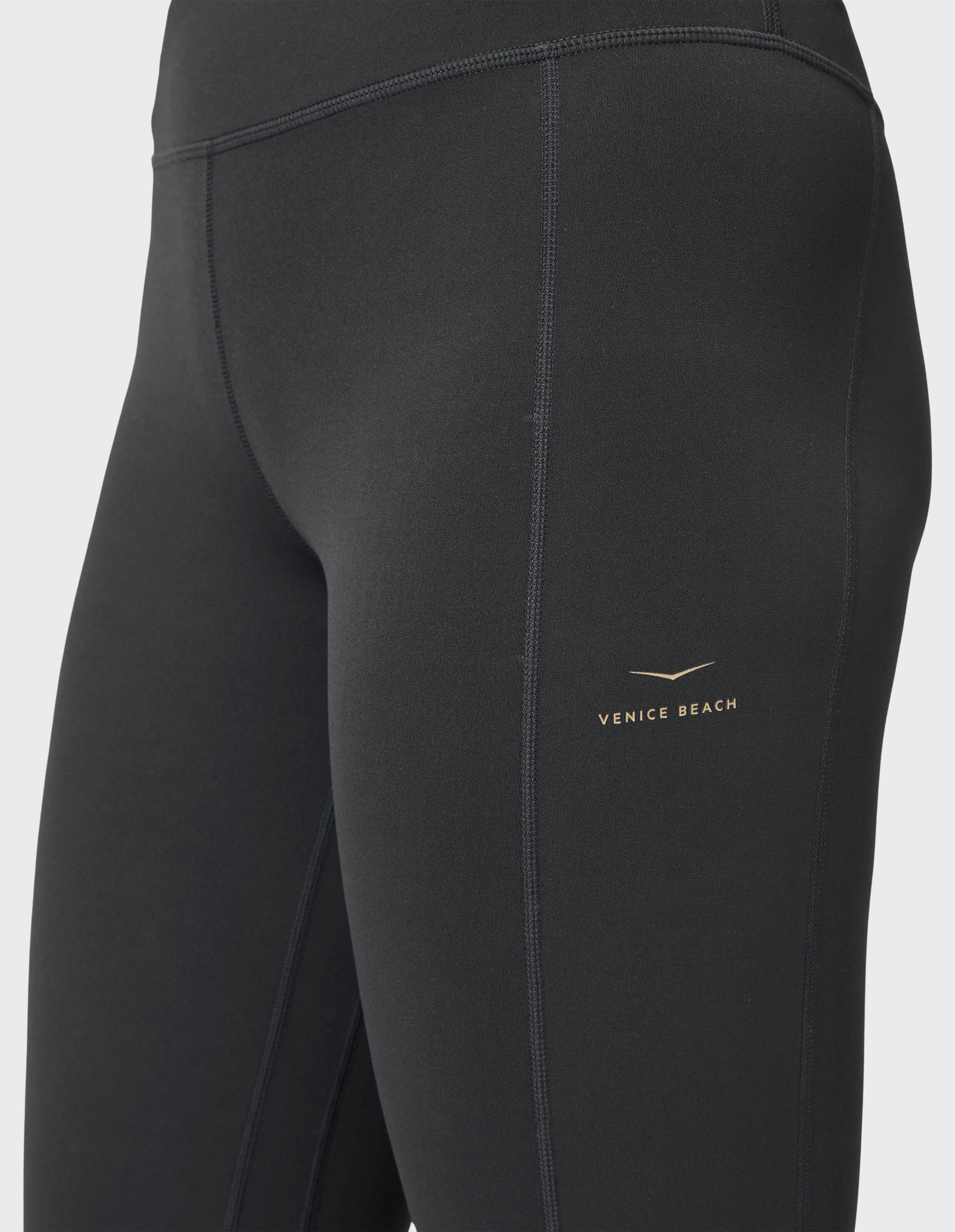 Nahaufnahme einer schwarzen Leggings mit Venice Beach-Logo und elegantem Design.