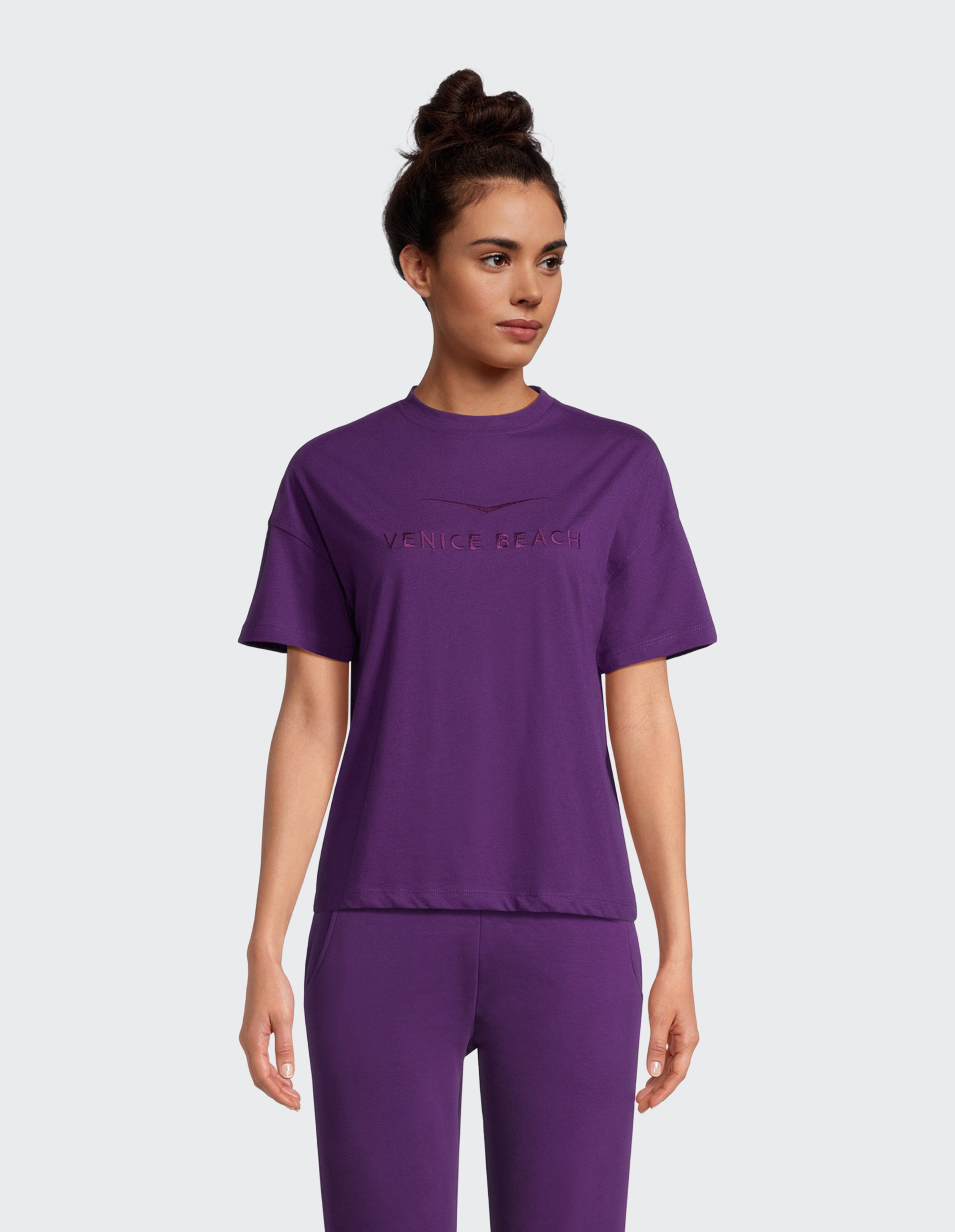 Frau trägt ein lilafarbenes Venice Beach Kurzarmshirt Charlotte für einen gemütlichen, lässigen Stil.
