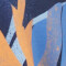 Abstrakte Kunstwerke mit blauen und orangefarbenen Formen, die Freizeitkleidung eine gemütliche Note verleihen.