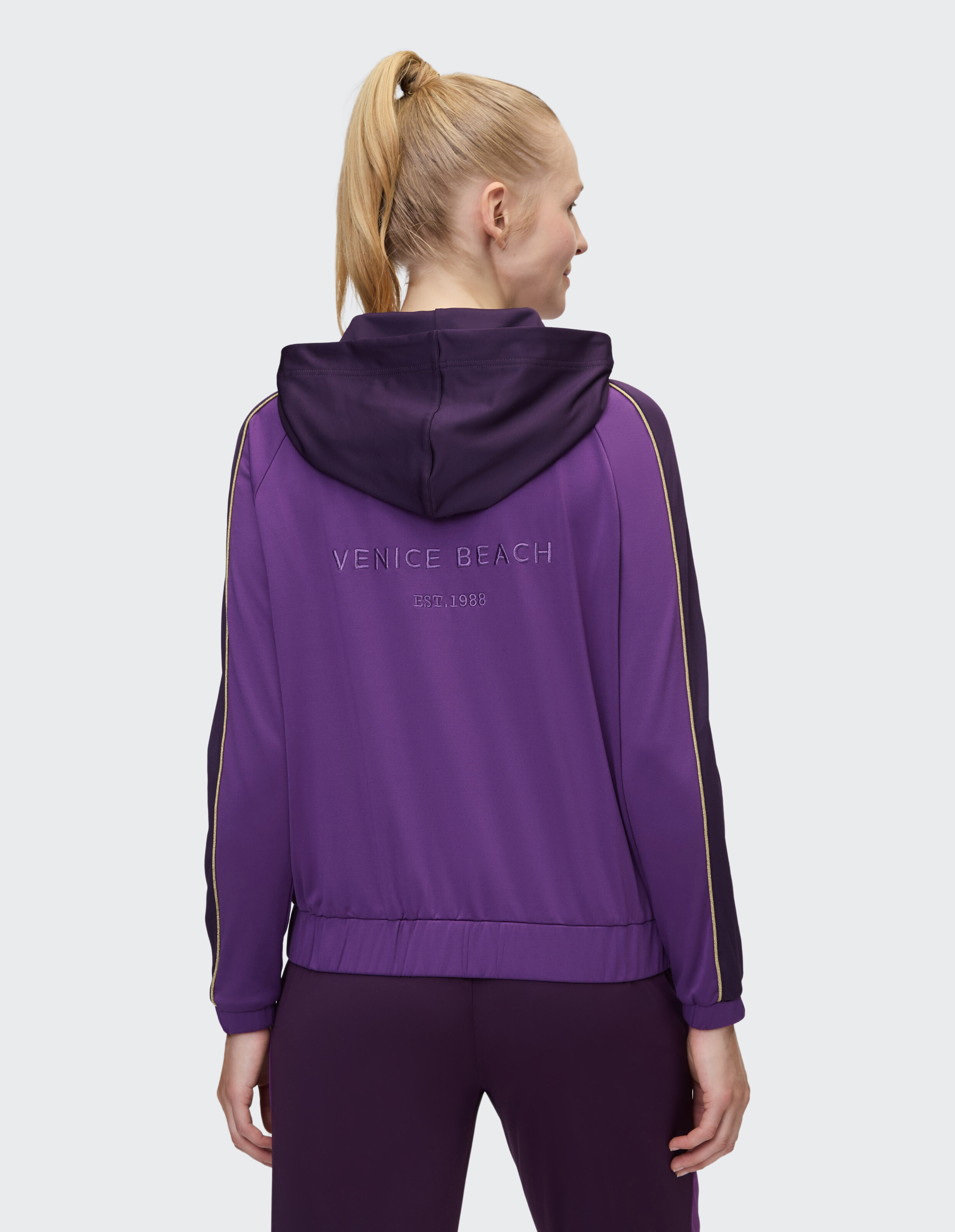 Rückansicht der lilafarbenen Venice Beach Gwendolyn Funktionsjacke mit Kapuze.