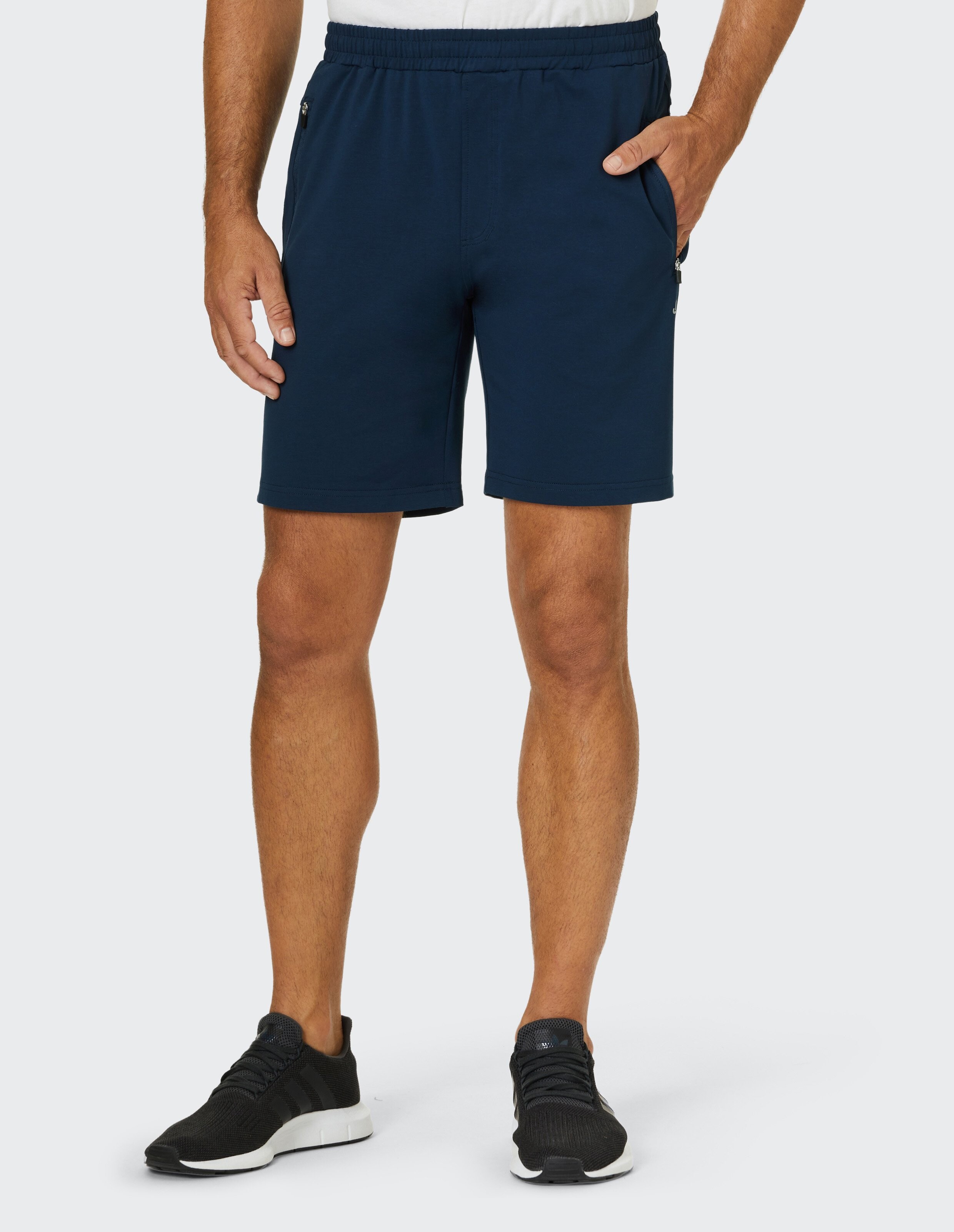 Dunkelblaue Shorts mit elastischem Bund und seitlichem Reißverschluss in einem schlichten, funktionalen Design für Freizeitaktivitäten.