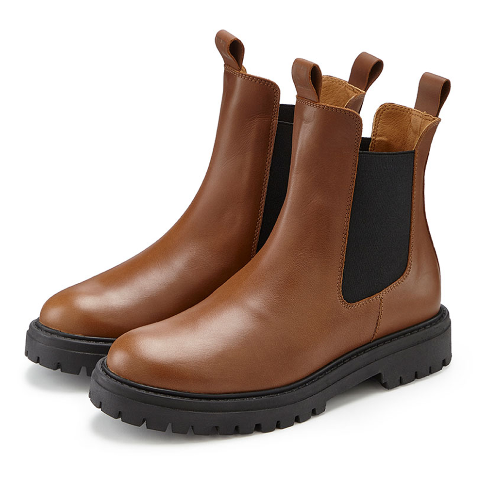 Braune Chelsea-Stiefel aus Leder mit schwarzen elastischen Seiteneinsätzen und klobiger Sohle.