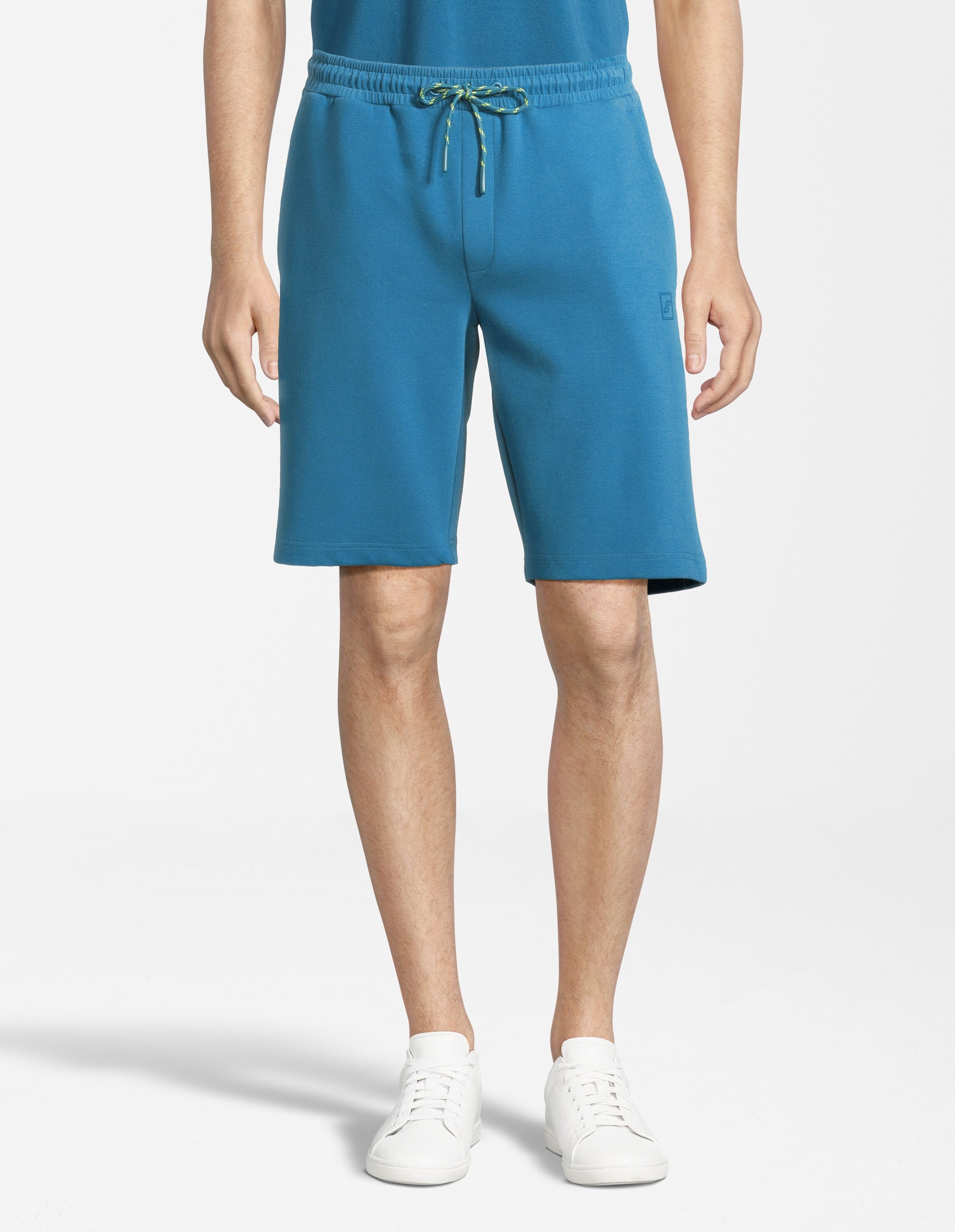Blaue Shorts mit elastischem Bund und schwarz-gelb gestreiftem Kordelzug, vor hellem Hintergrund präsentiert.