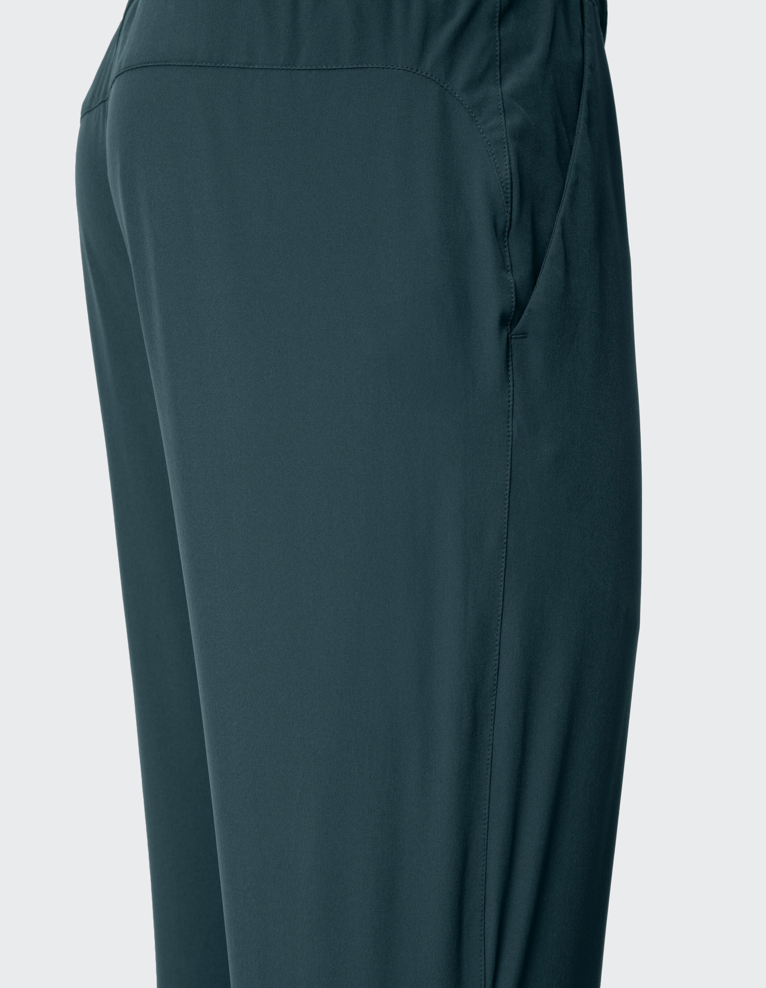 Nahaufnahme einer lässigen Lounge-Hose in dunklem Blaugrün mit bequemem elastischem Bund und Seitentasche.
