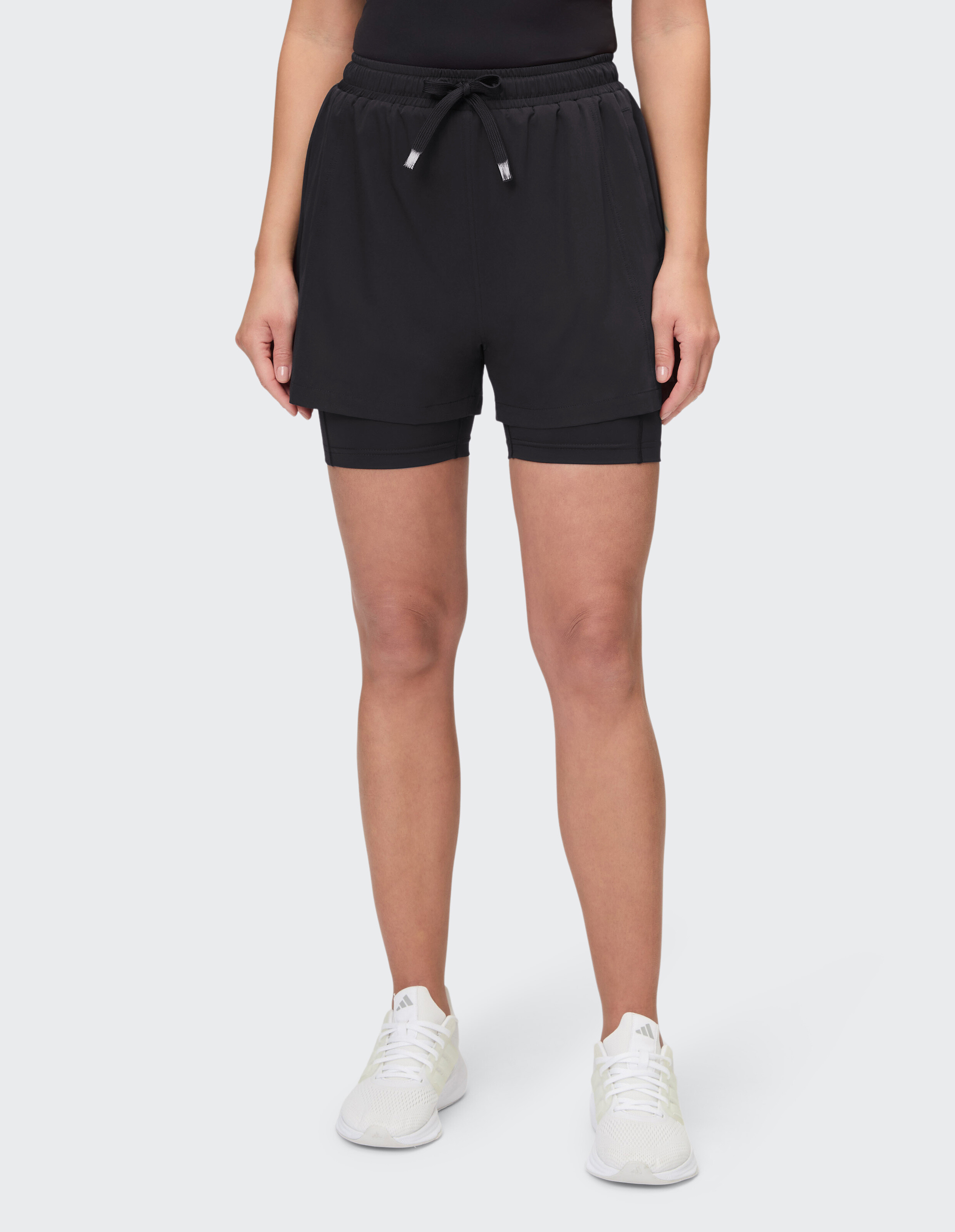Schwarze Freizeitshorts mit Innenfutter, perfekt für aktive Kleidung und zum Faulenzen.