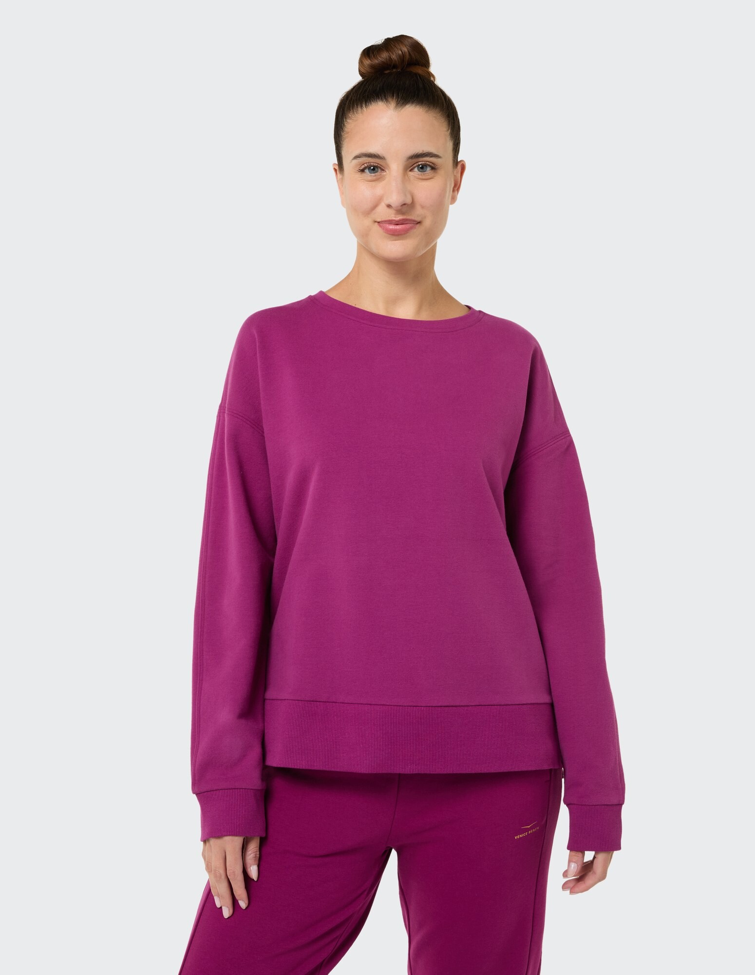 Gemütliches lila Sweatshirt mit entspannter Passform, perfekt für Freizeitkleidung und Faulenzen.