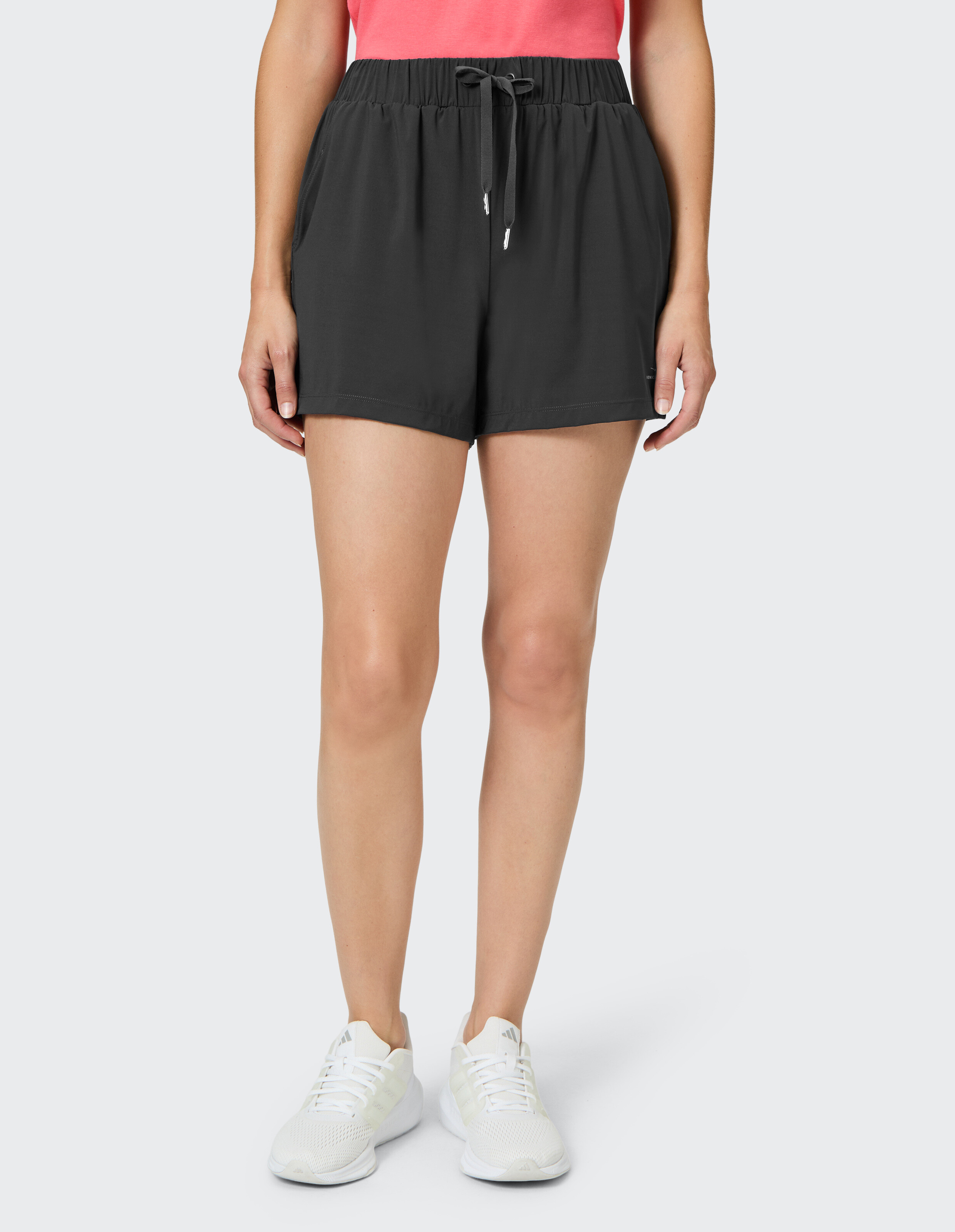 Schwarze Tilly-Shorts von Venice Beach mit Kordelzug in der Taille für lässigen, bequemen Tragekomfort.